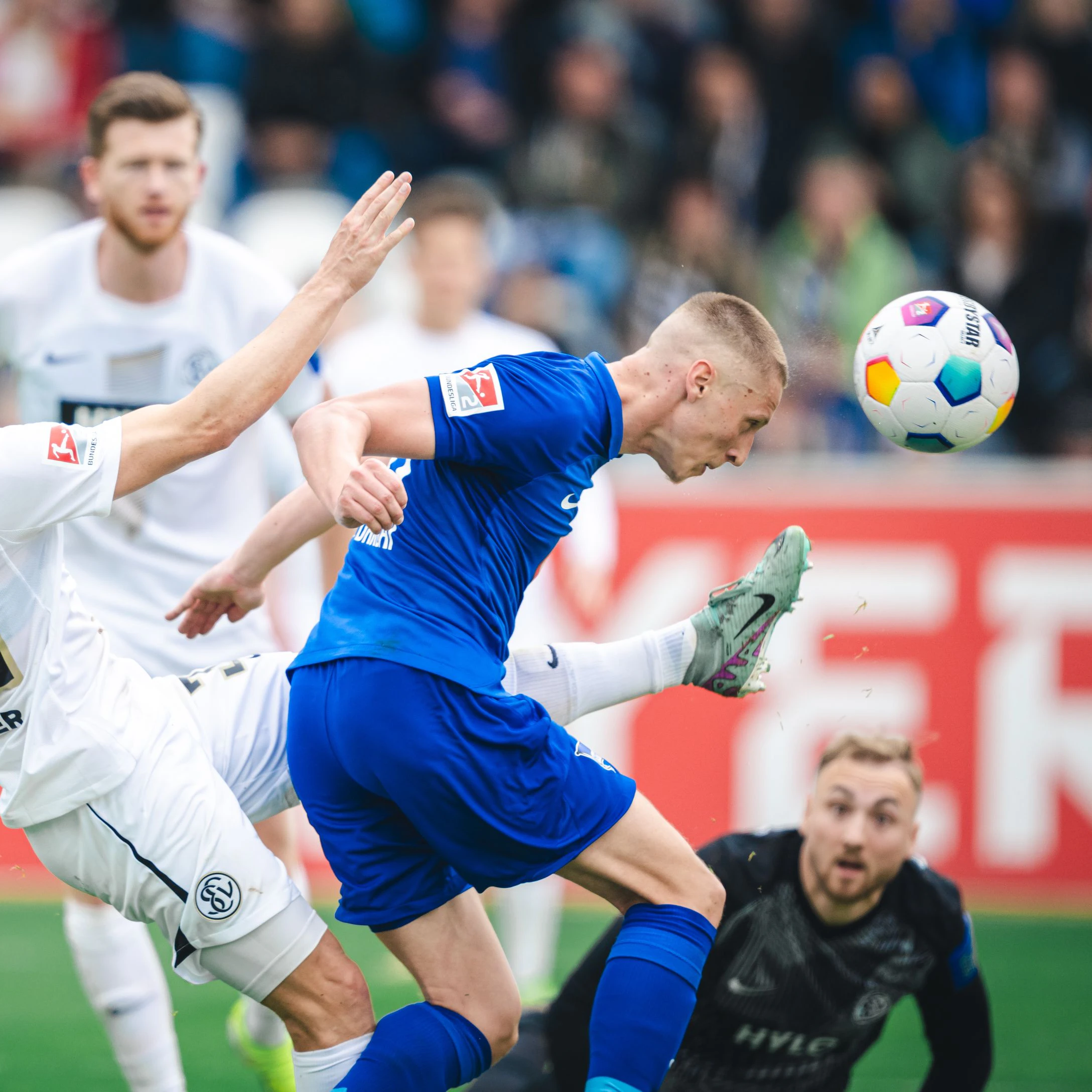 Palko Dardai nickt in der 61. Minute für Hertha BSC bei der SV Elversberg ein.