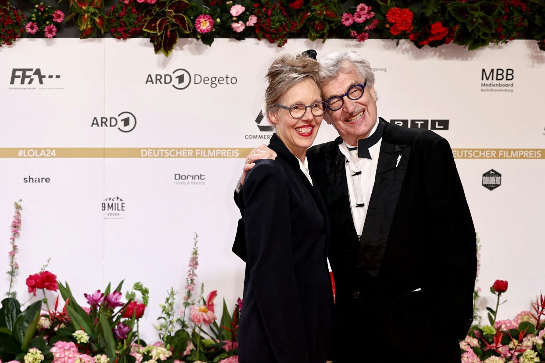 Regisseur Wim Wenders und seine Frau Donata kommen zur Verleihung des Deutschen Filmpreises.  