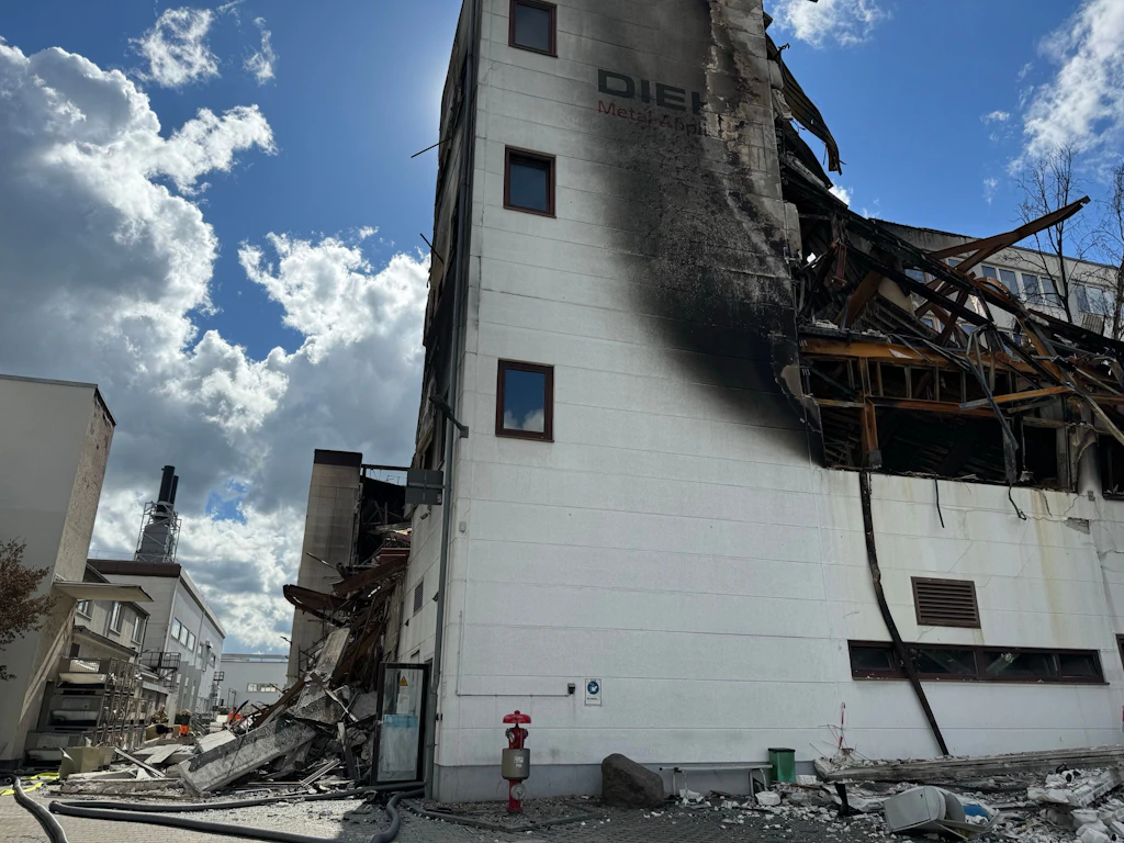 Brand in Lichterfelde: Nachbargrundstück kaum gesichert, Feuerleiter verkohlt