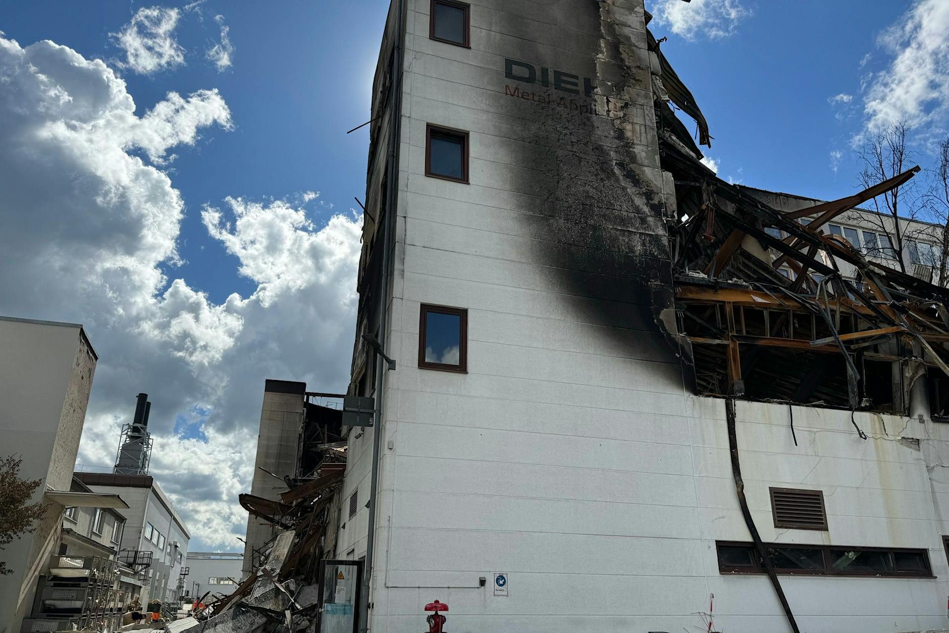 Brand in Lichterfelde: Nachbargrundstück kaum gesichert, Feuerleiter verkohlt