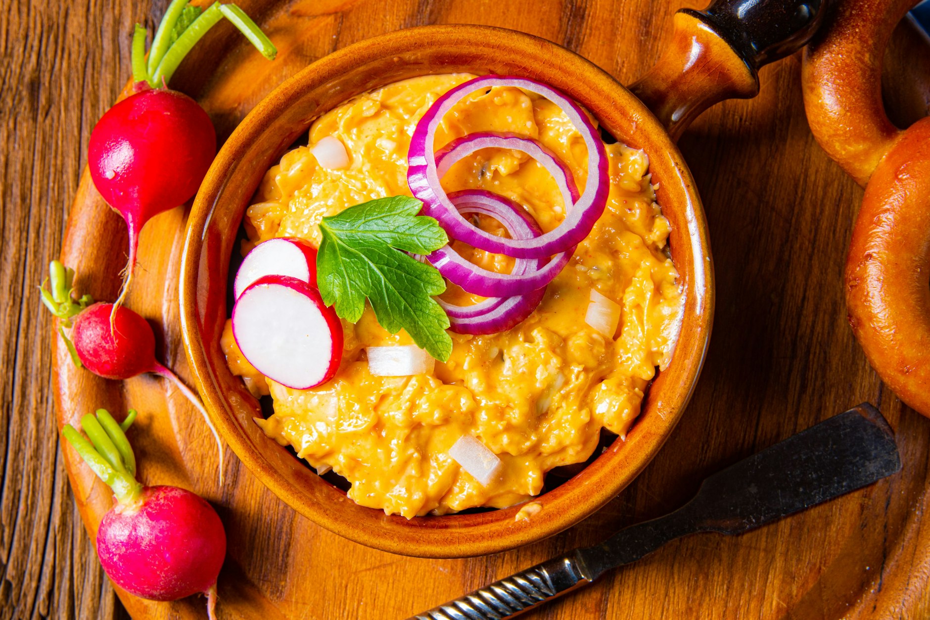 Der leckere Obazda schmeckt deftig, würzig und richtig lecker - trotz simplem Rezept!