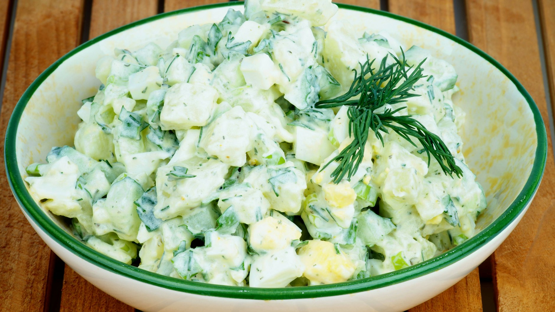 Dieses Rezept für Kartoffelsalat ist herrlich frisch - eine geniale Beilage im Sommer.