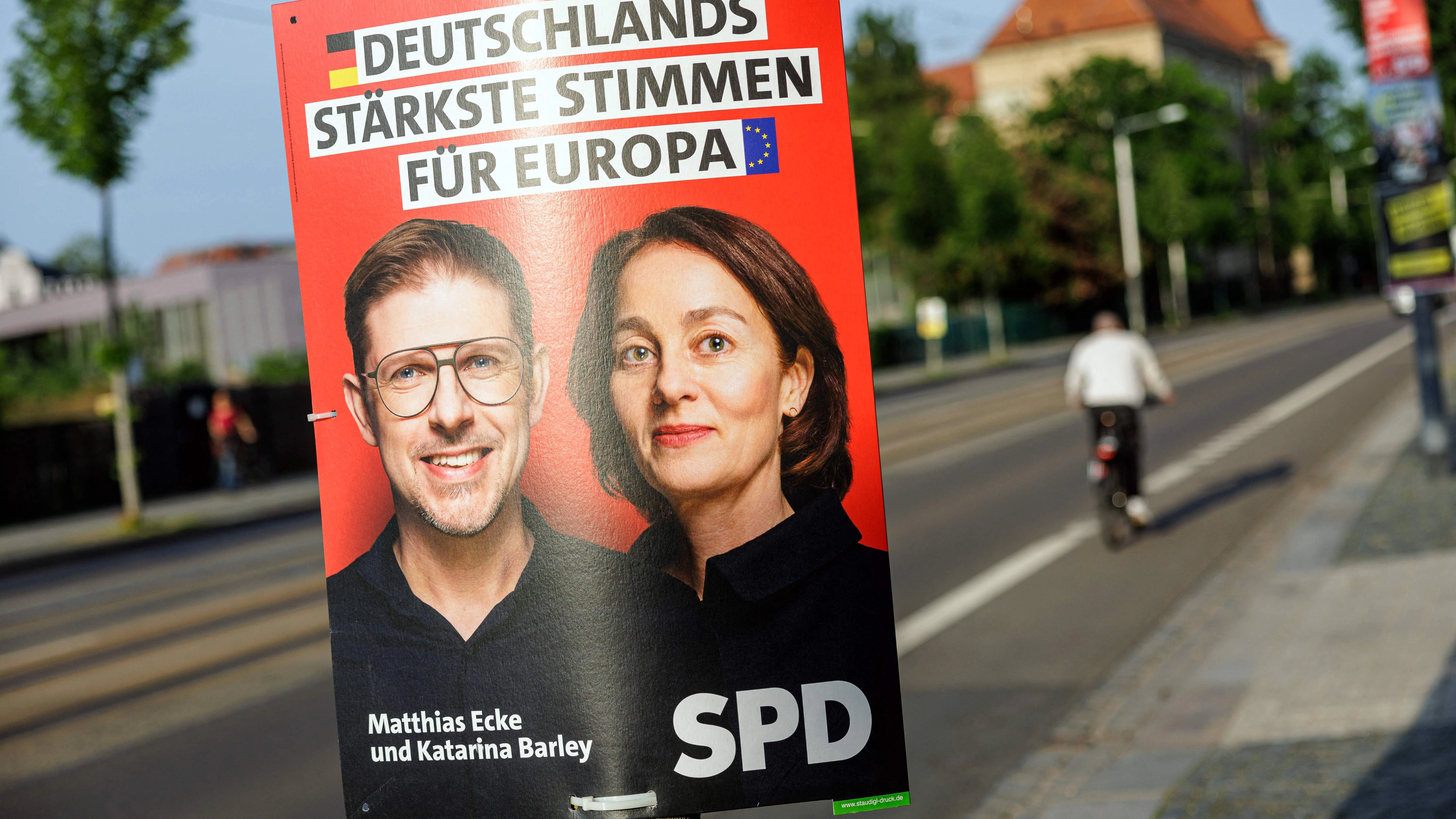 Ein Plakat der SPD-Kandidaten für die Europawahl Matthias Ecke und Katarina Barley.