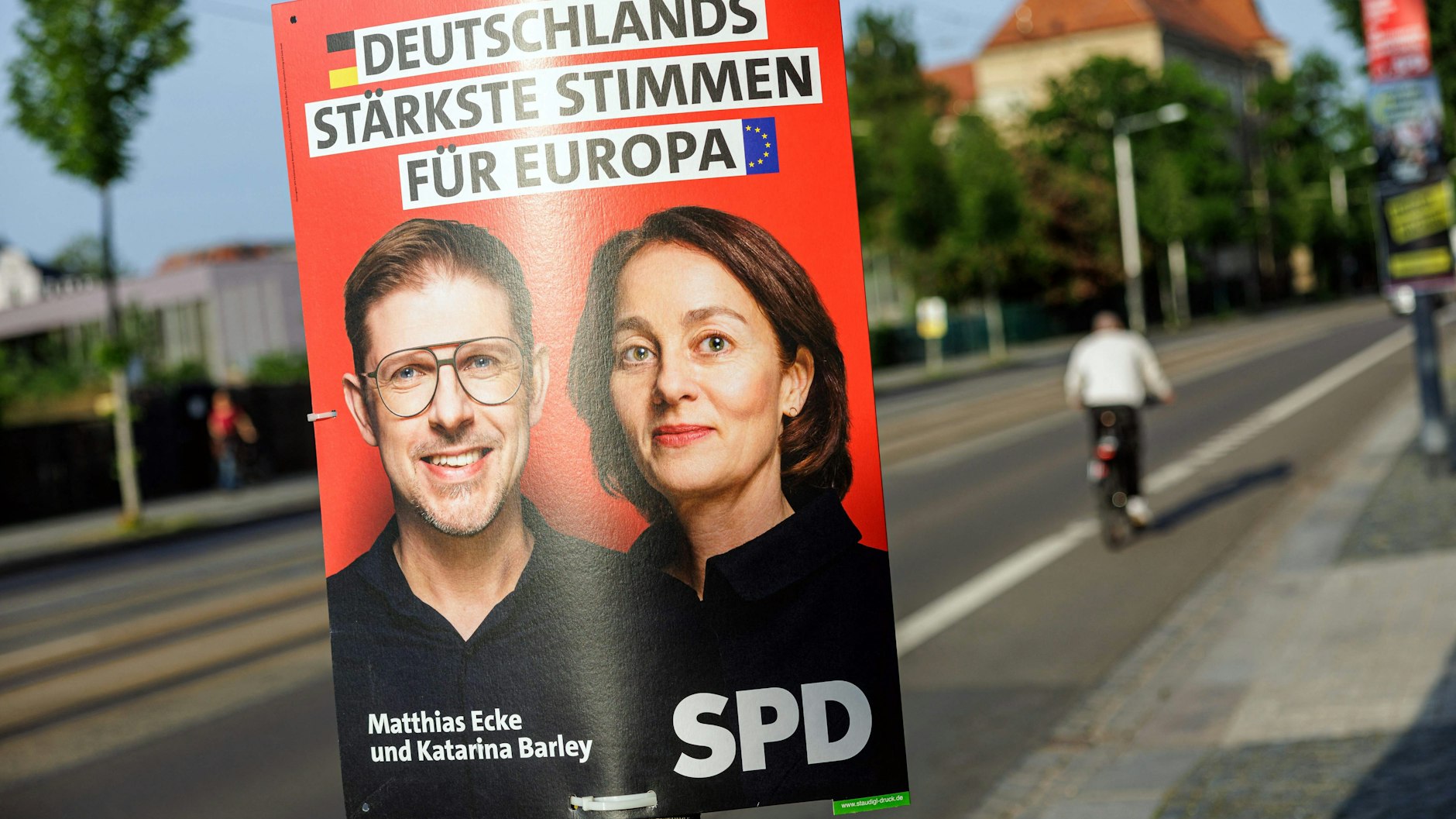 Ein Plakat der SPD-Kandidaten für die Europawahl Matthias Ecke und Katarina Barley.