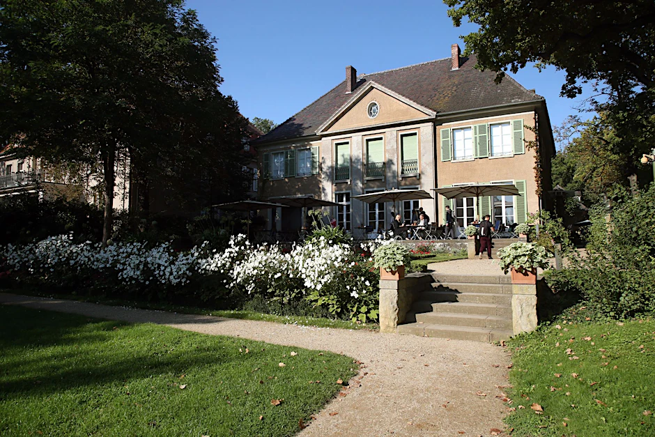 ARCHIV - Blick auf die Liebermann-Villa am Wannsee in Berlin.  