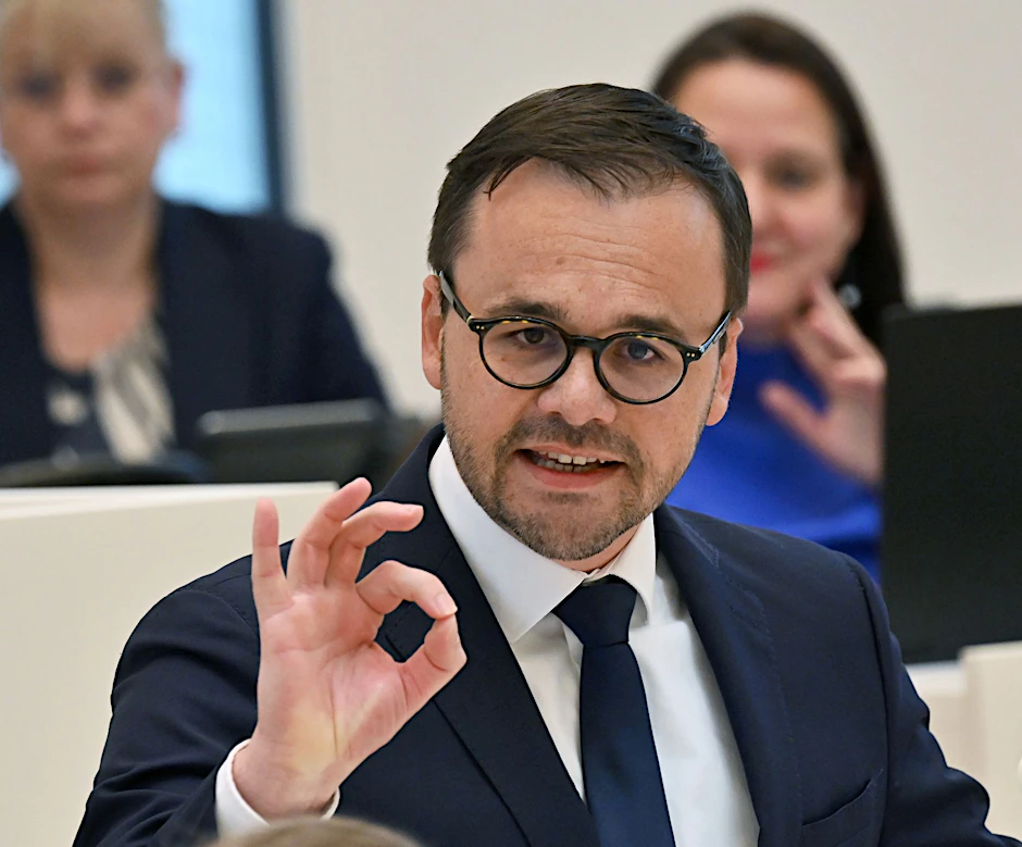 ARCHIV - Jan Redmann (CDU) spricht in der Debatte des Landtages Brandenburg.  a