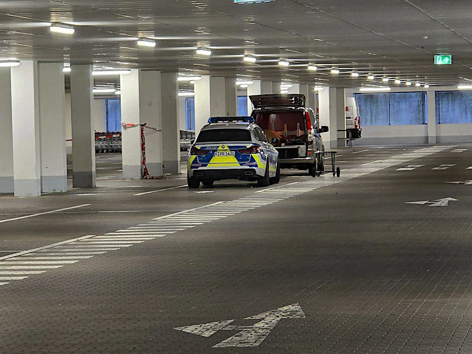 Hier in einer Tiefgarage eines Baumarktes in Regensburg wurde die Leiche im Auto gefunden.  