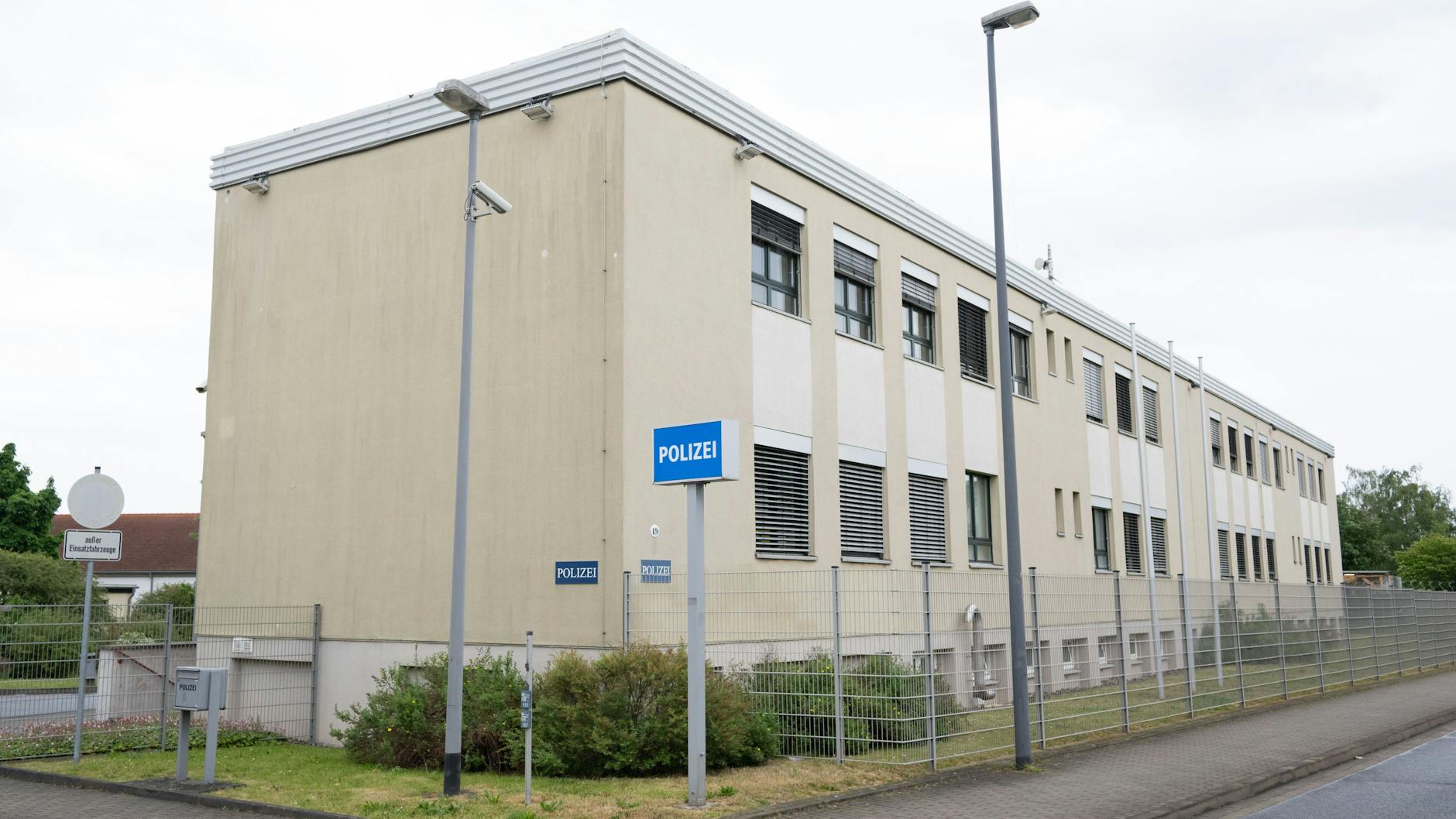 Ein Zaum umgibt das Polizeirevier Dresden-Süd. Nach dem brutalen Angriff auf den SPD-Politiker Ecke hat sich ein 17-Jähriger hier der Polizei gestellt.