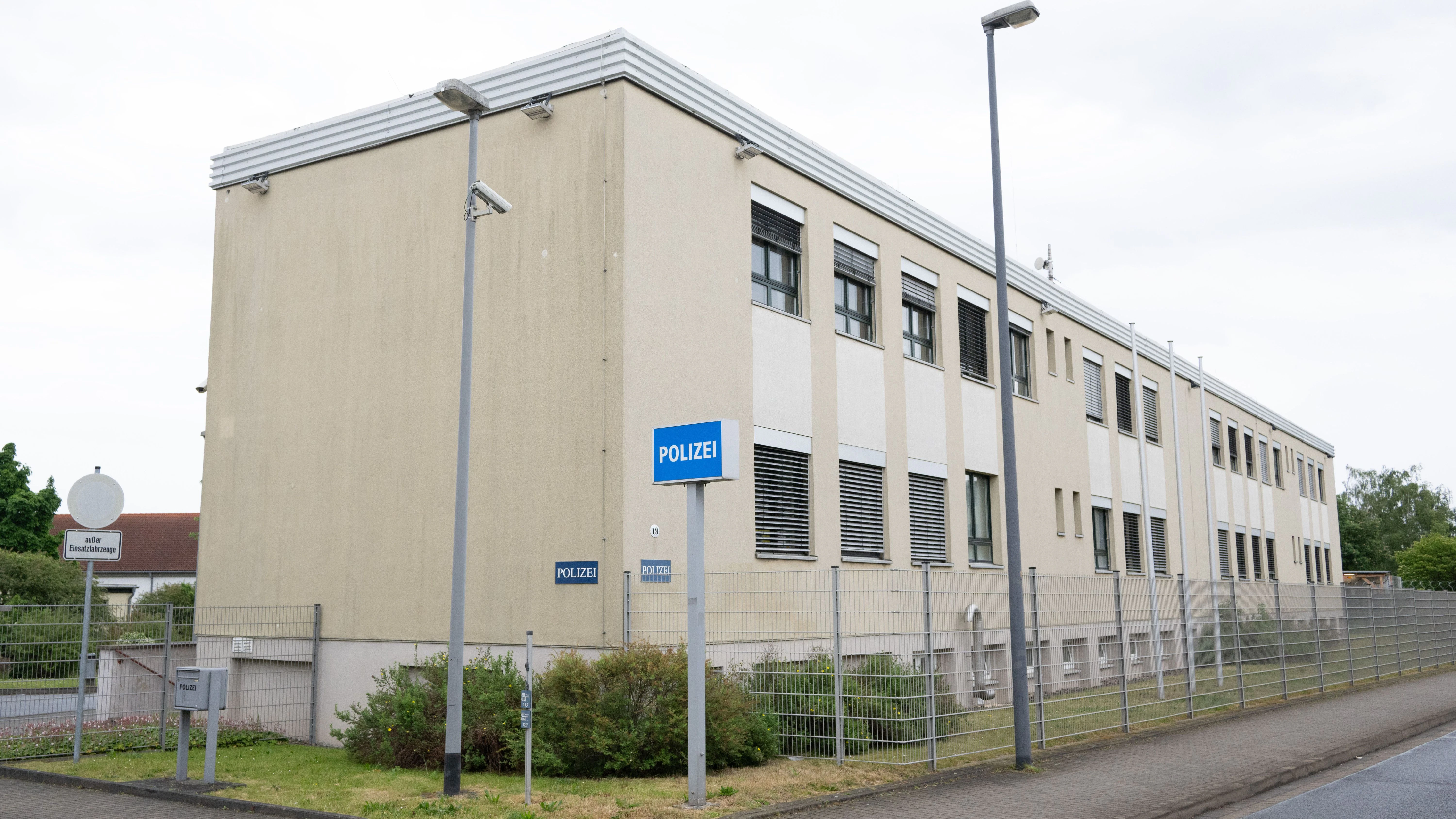 Ein Zaum umgibt das Polizeirevier Dresden-Süd. Nach dem brutalen Angriff auf den SPD-Politiker  Ecke hat sich ein 17-Jähriger hier der Polizei gestellt.