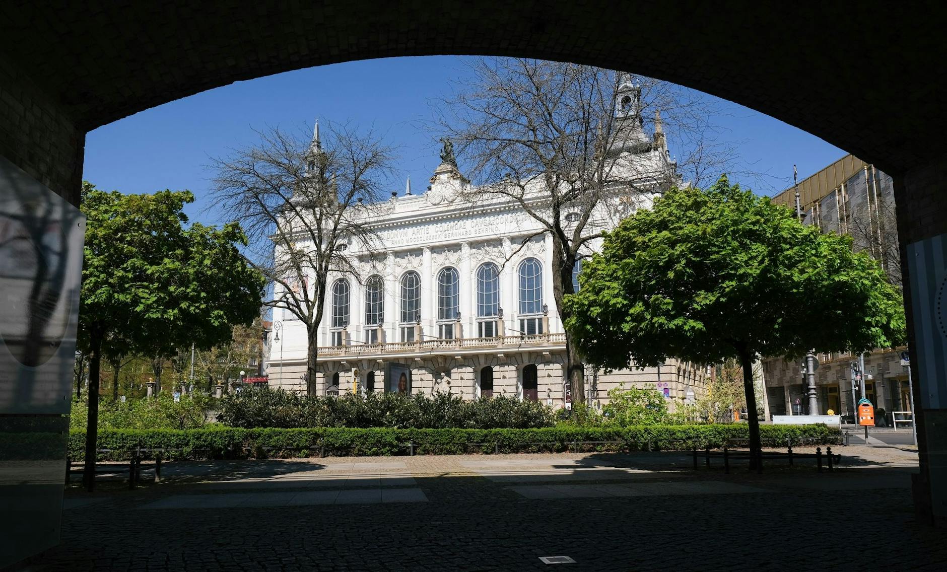 ARCHIV - Blick auf das Theater des Westens in der Kantstraße in Charlottenburg. Archivbild