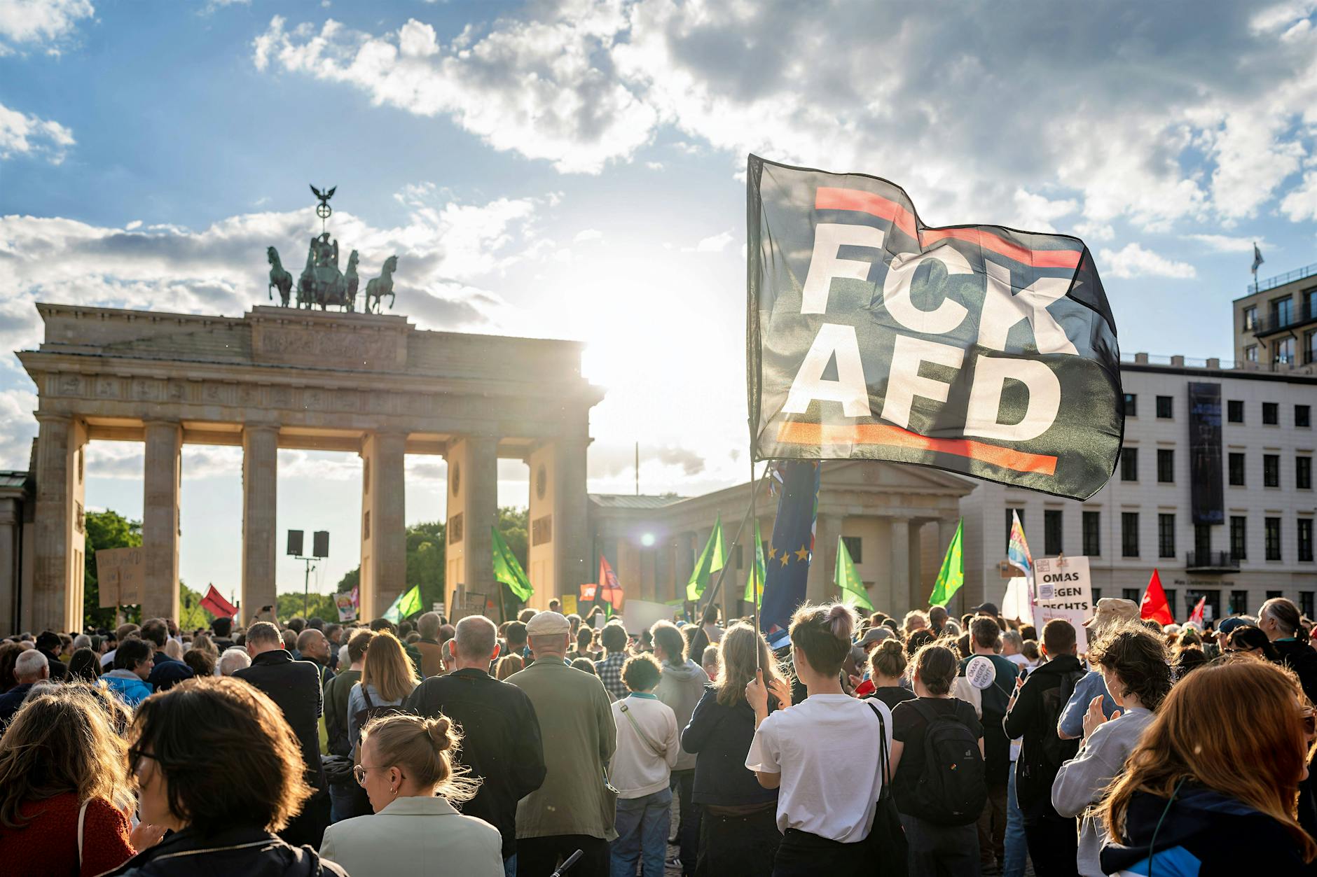 Angriff auf Matthias Ecke: Tausende demonstrieren in Berlin, Brandenburg und Dresden gegen Gewalt