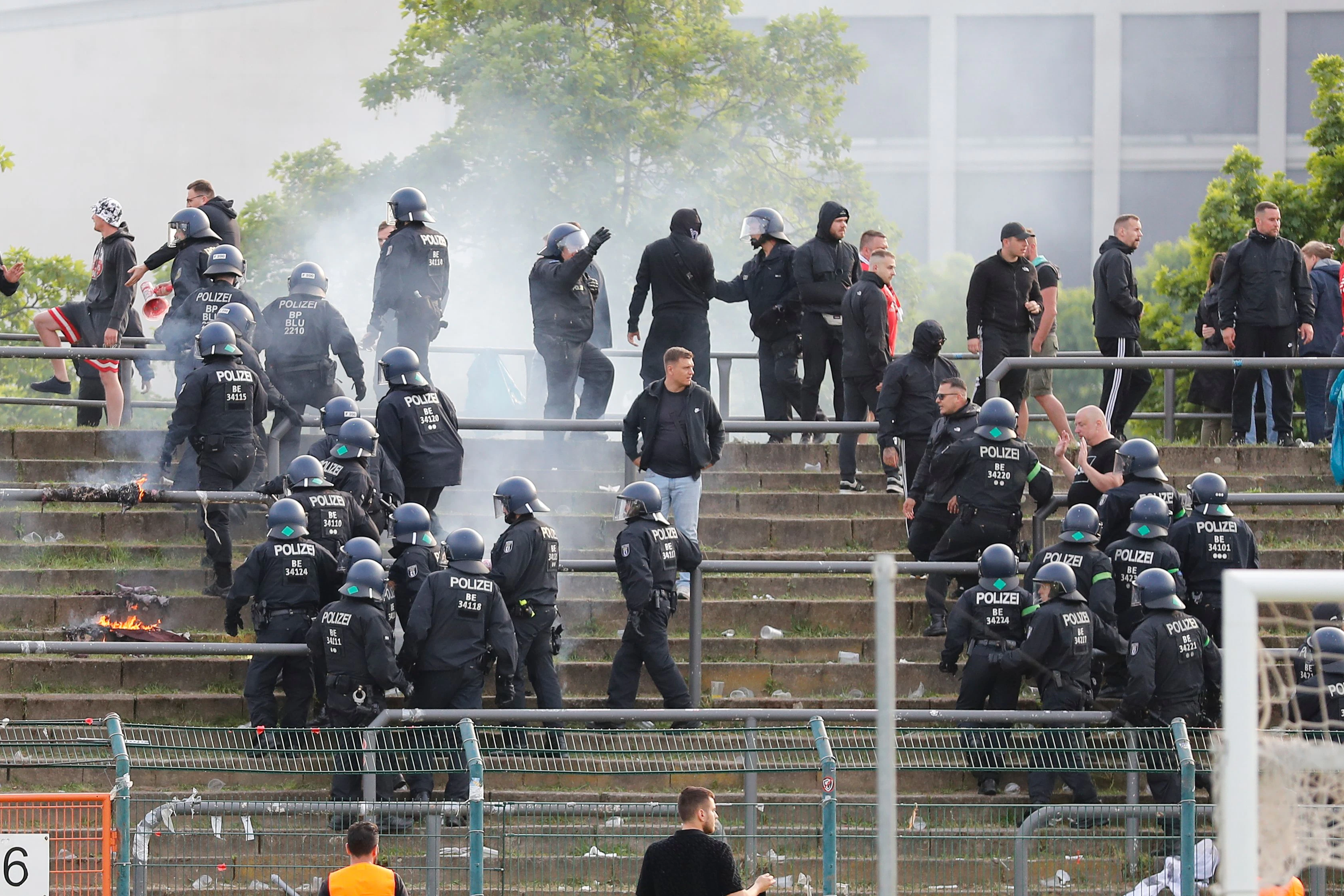 Polizisten im Fanblock der Gäste aus Cottbus&nbsp;