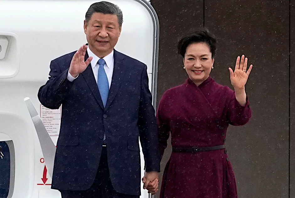 Chinas Präsident Xi Jinping und seine Frau Peng Liyuan winken bei ihrer Ankunft in Paris.