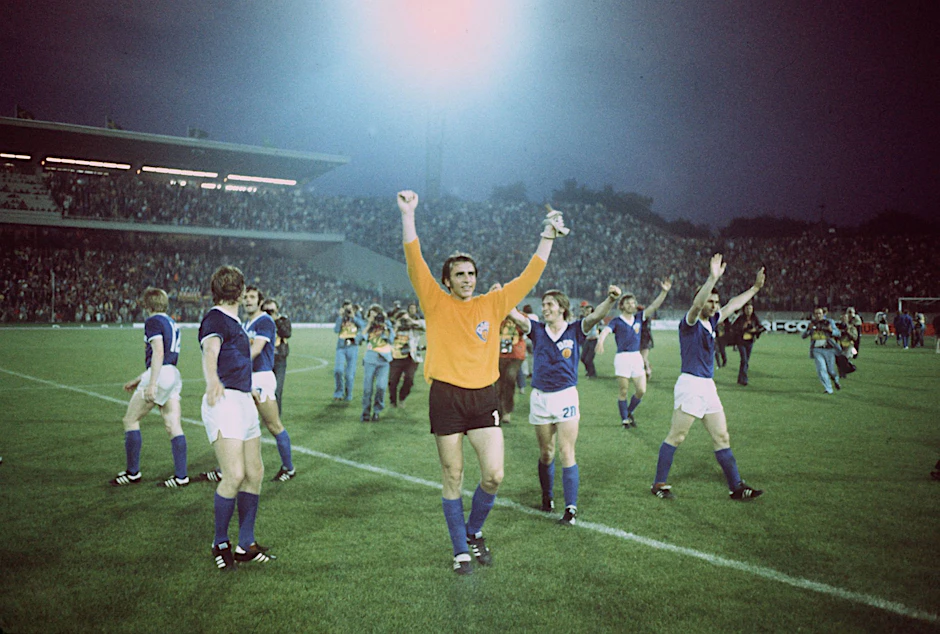 ARCHIV - Die DDR-Nationalmannschaft jubelt 1974 bei der WM den Sieg über die BRD.  