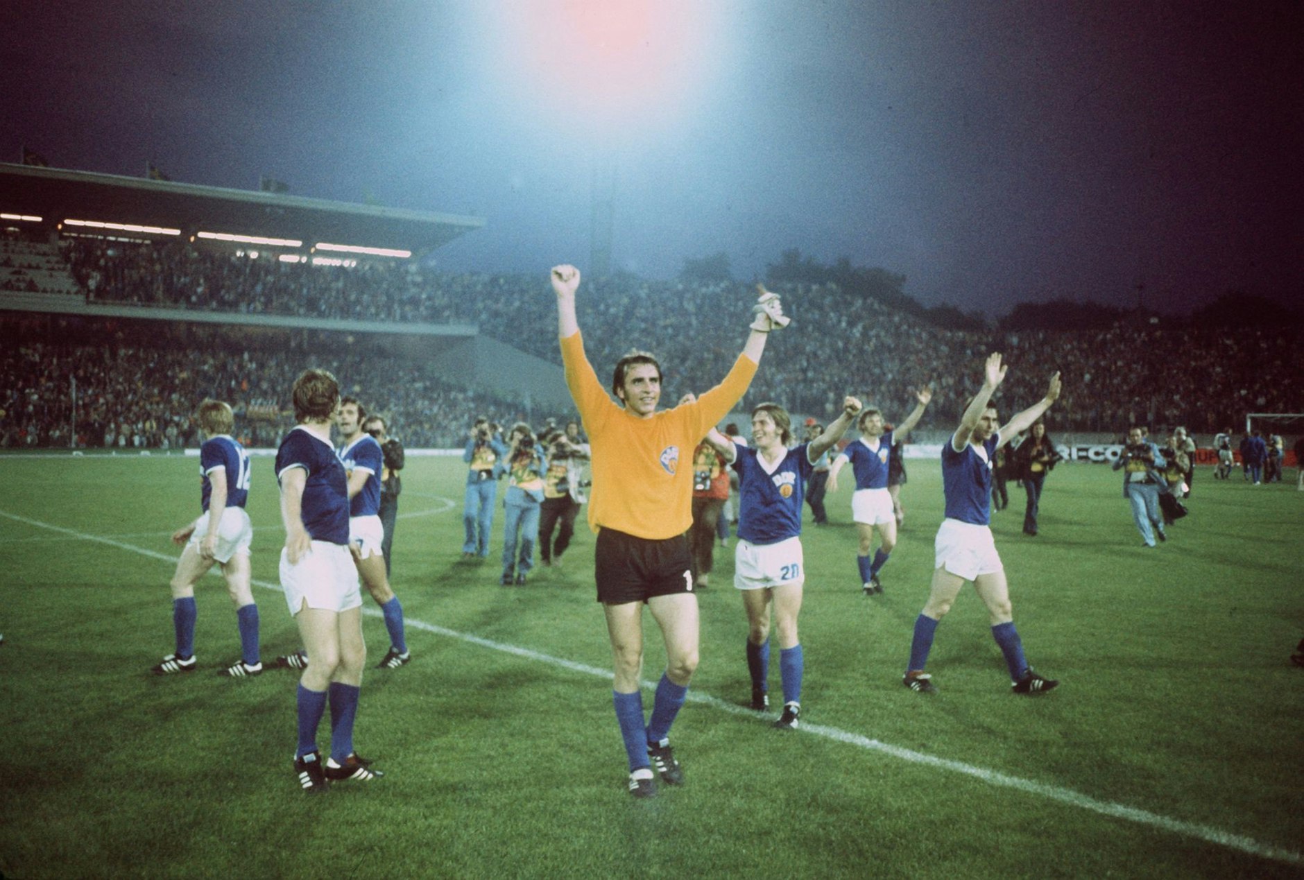 ARCHIV - Die DDR-Nationalmannschaft jubelt 1974 bei der WM den Sieg über die BRD.  