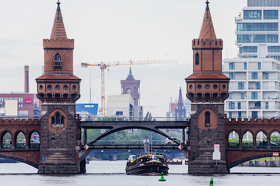 Dampfschlepper „Andreas“ fährt vor der Oberbaumbrücke auf der Spree. Der Start der Saison beginnt traditionell mit einer ersten Rundfahrt vom Historischen Hafen.&nbsp;