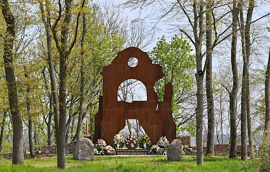 ARCHIV - Auf der Gedenk- und Erinnerungsstätte «Kriegsschauplatz Schloss Klessin» steht eine Skulptur aus rostigem Stahl und soll an die Fassade des ehemaligen Schlosses Klessin erinnern.  