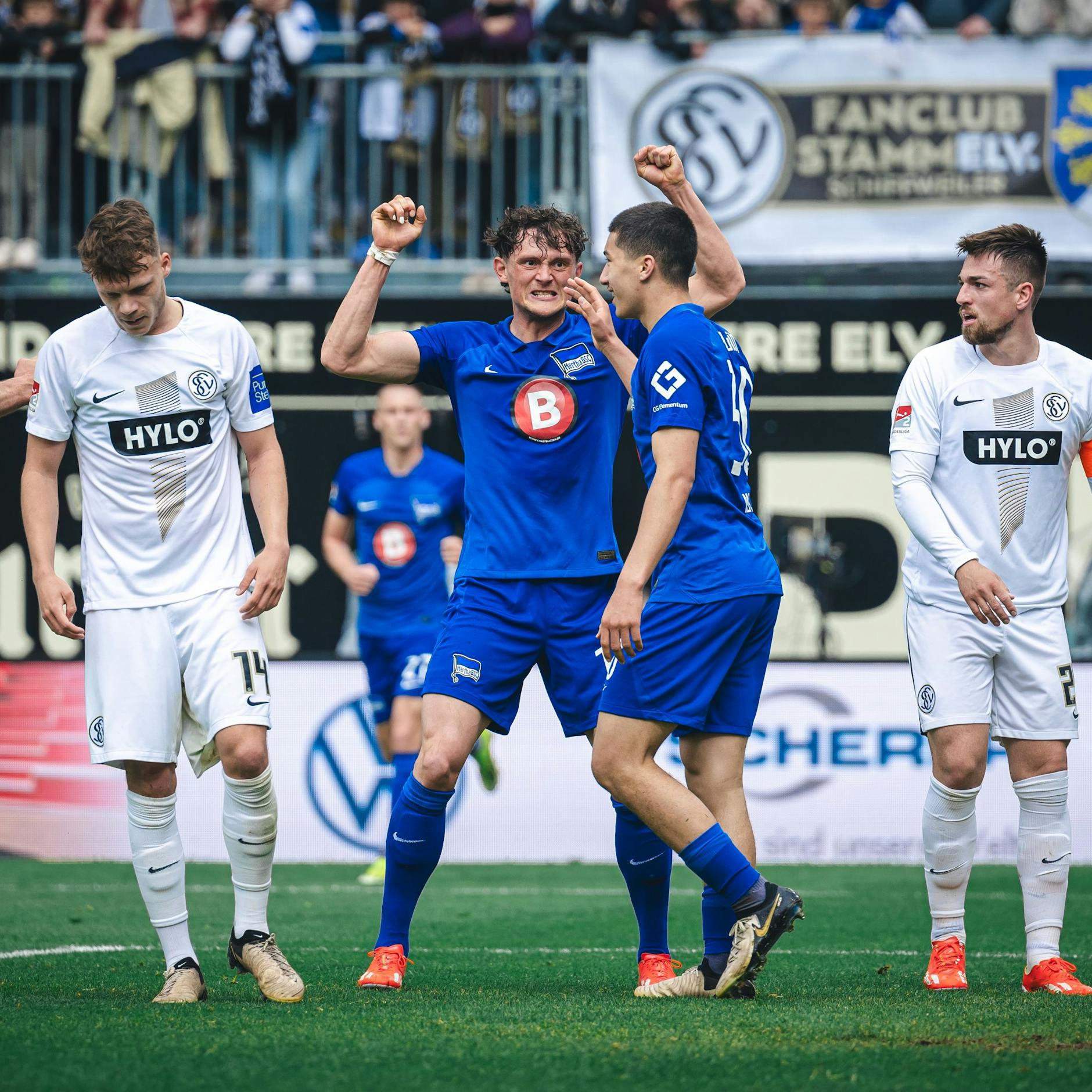 Fabian Reese und Ibrahim Maza jubeln über den Ausgleich zum 1:1.