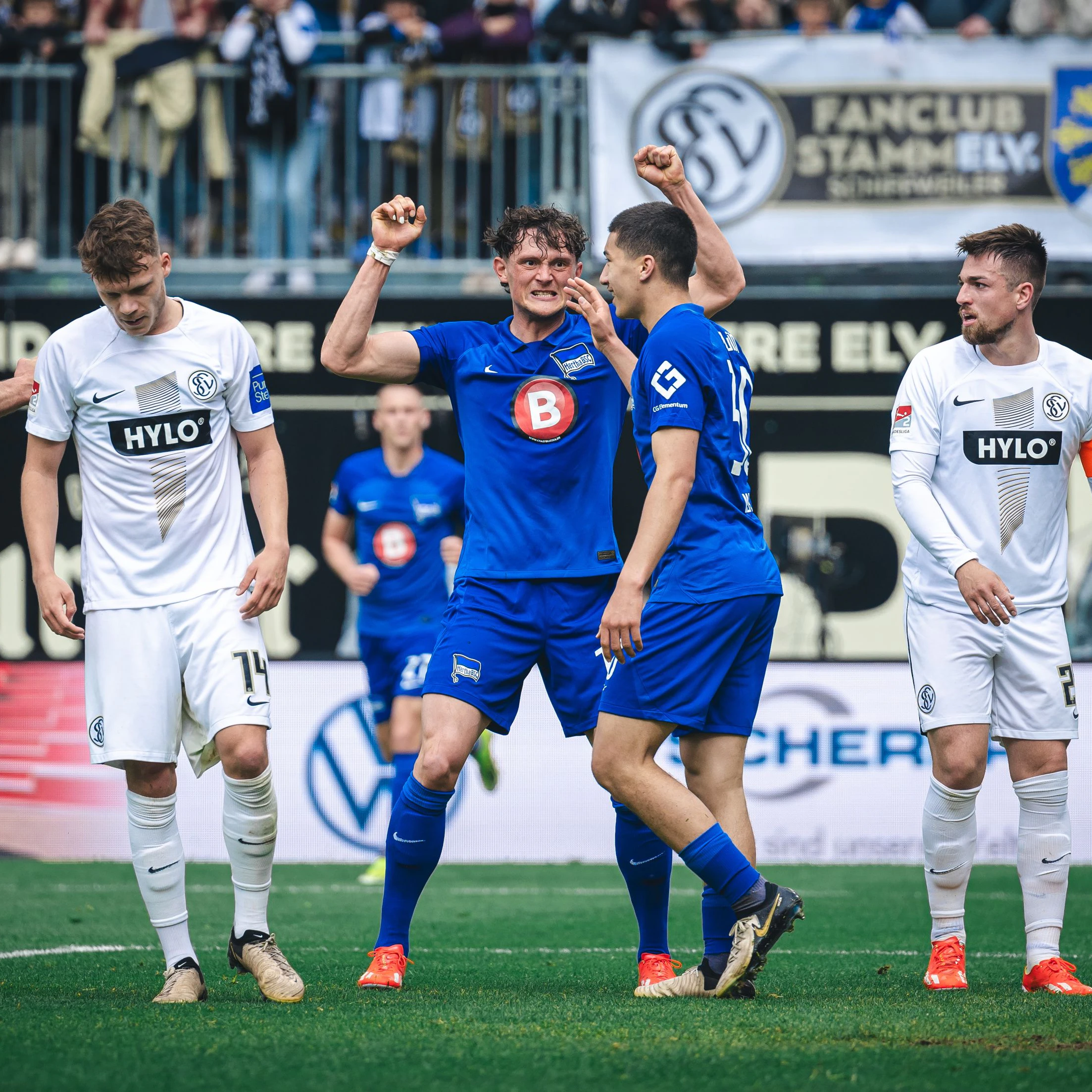 Fabian Reese und Ibrahim Maza jubeln über den Ausgleich zum 1:1.