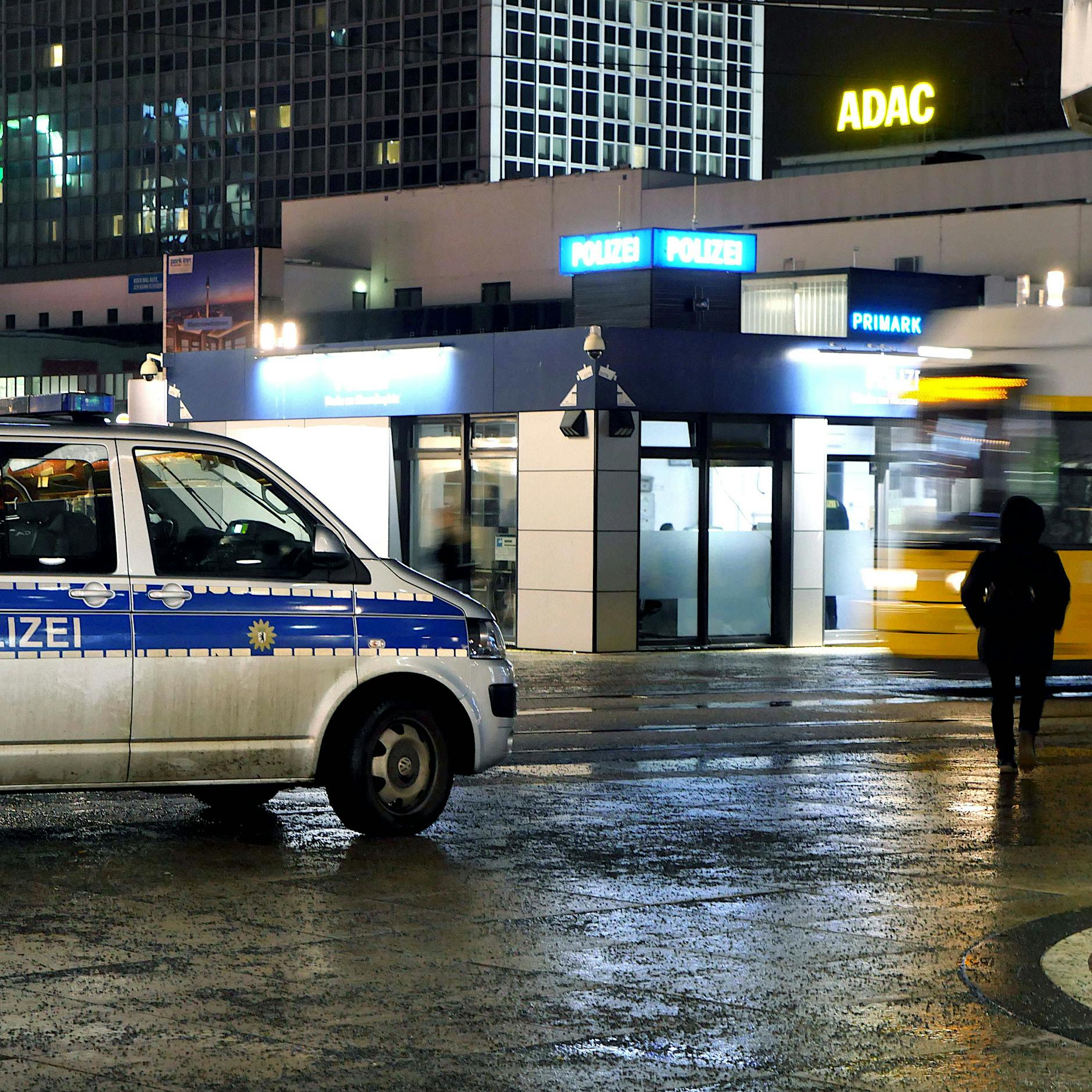 Gewalt am Alexanderplatz: Gruppe schlägt jungen Mann zusammen – vier Festnahmen
