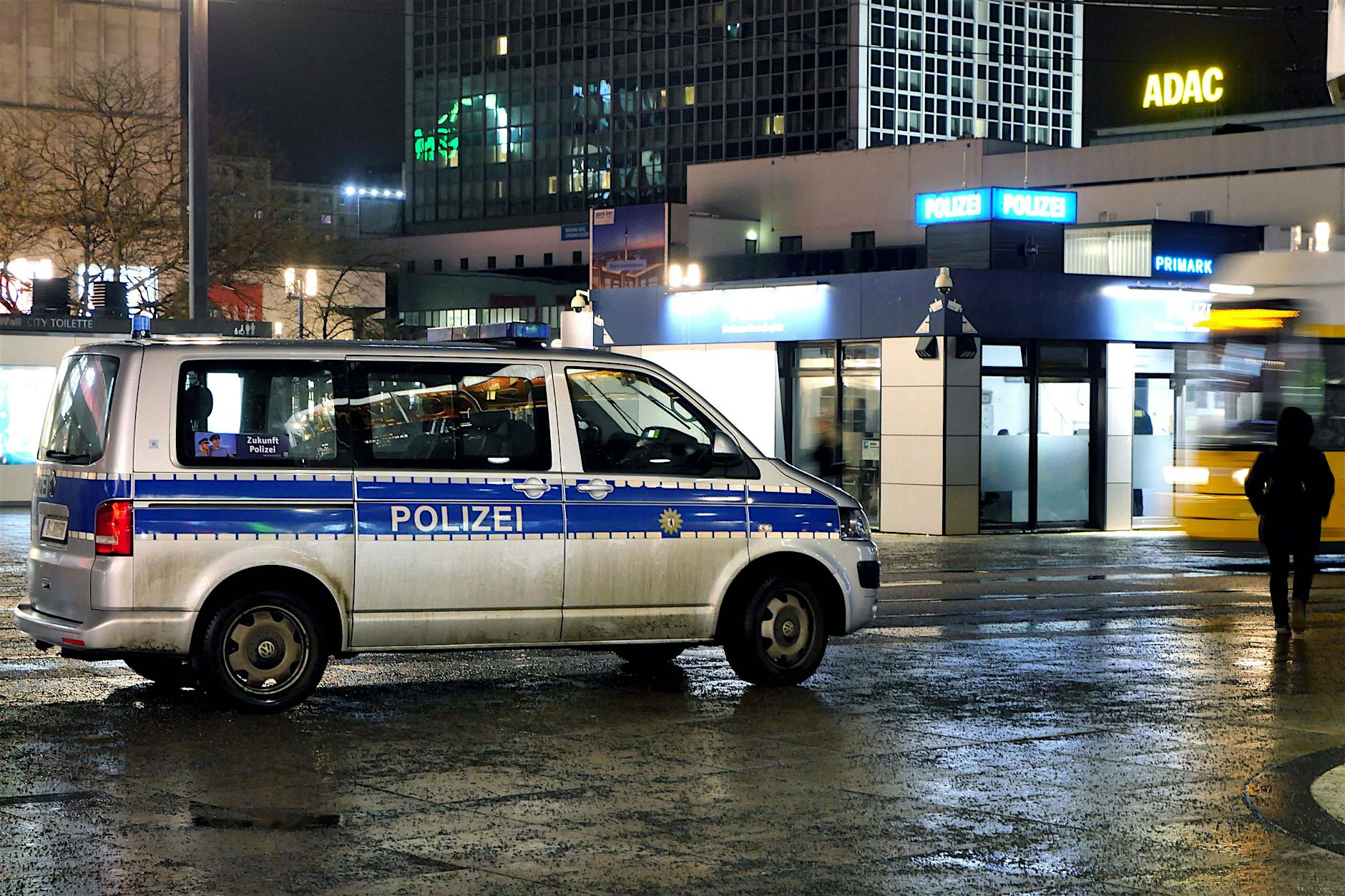 Gewalt am Alexanderplatz: Gruppe schlägt jungen Mann zusammen – vier Festnahmen