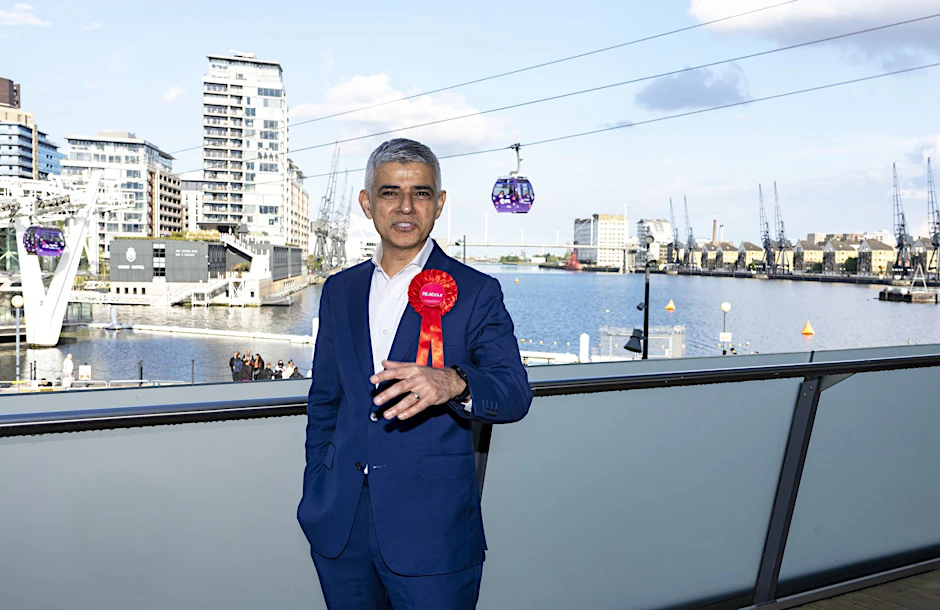 Der Labour-Politiker Sadiq Khan wird in der City Hall in London zum Bürgermeister von London wiedergewählt.  