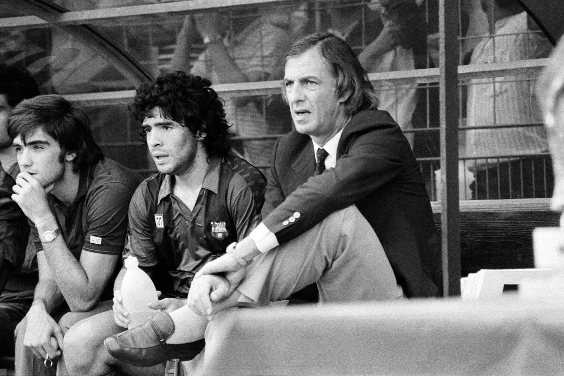 Bordeaux 1983: Diego Maradona (M.) vom FC Barcelona, sein Trainer Cesar Luis Menotti (re.) und Alain Giresse vom FC Girondins de Bordeaux sitzen am Spielfeldrand. 