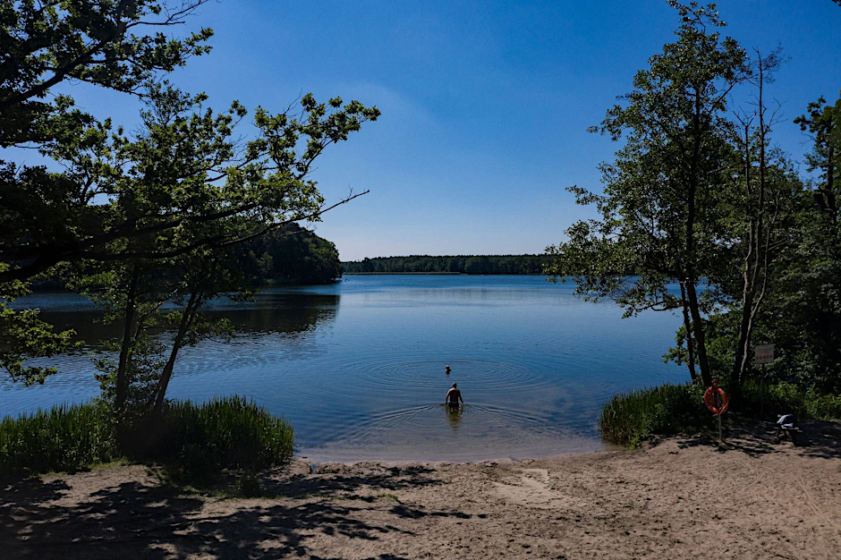ARCHIV - Menschen genießen das schöne Wetter am Grabowsee unweit von Oranienburg.  rchivbild