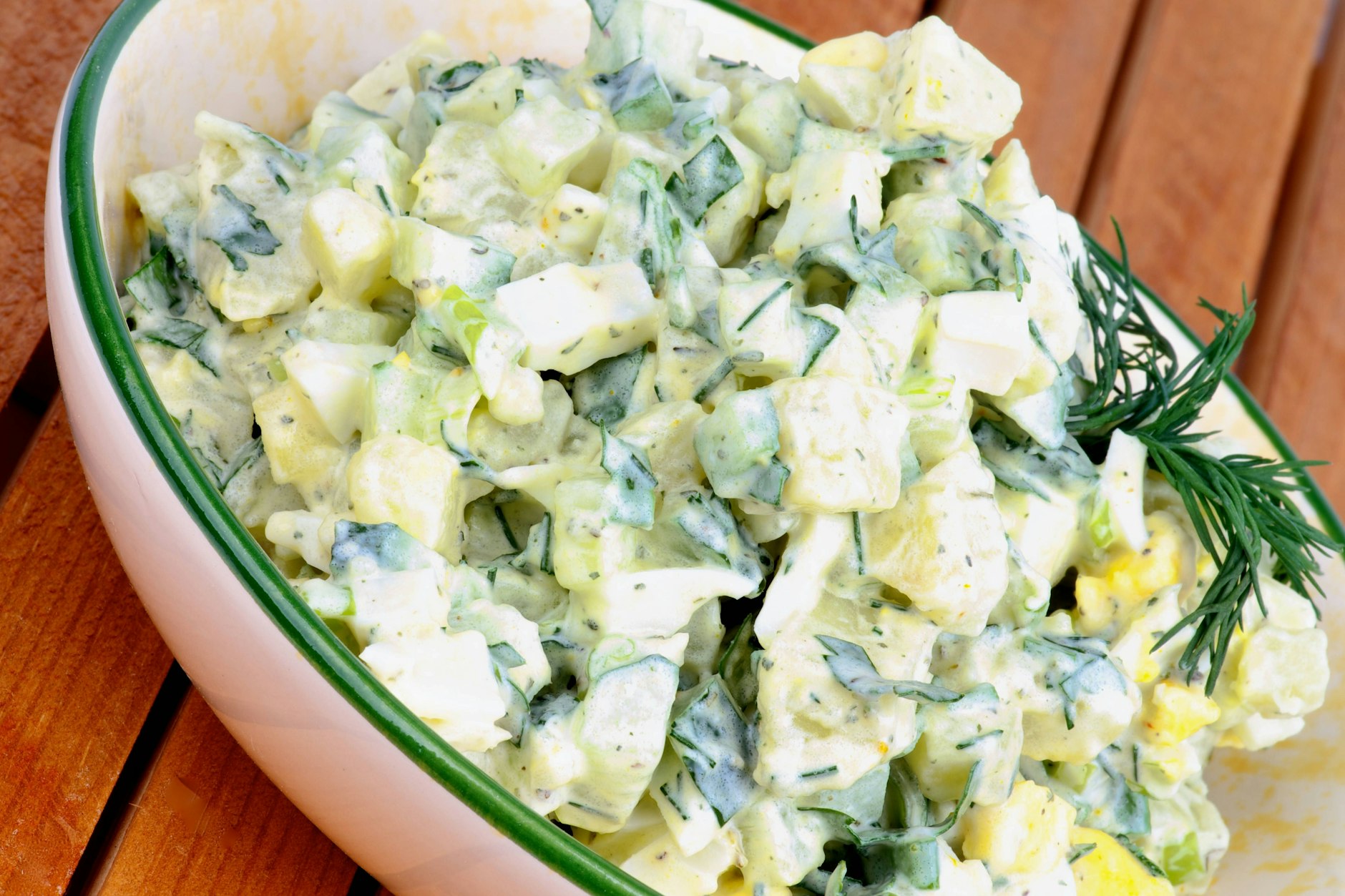 Dieser Kartoffelsalat mit einer leckeren Kräutersoße mit Quark und Joghurt schmeckt herrlich frisch - das Rezept ist perfekt für den Grillabend im Sommer.