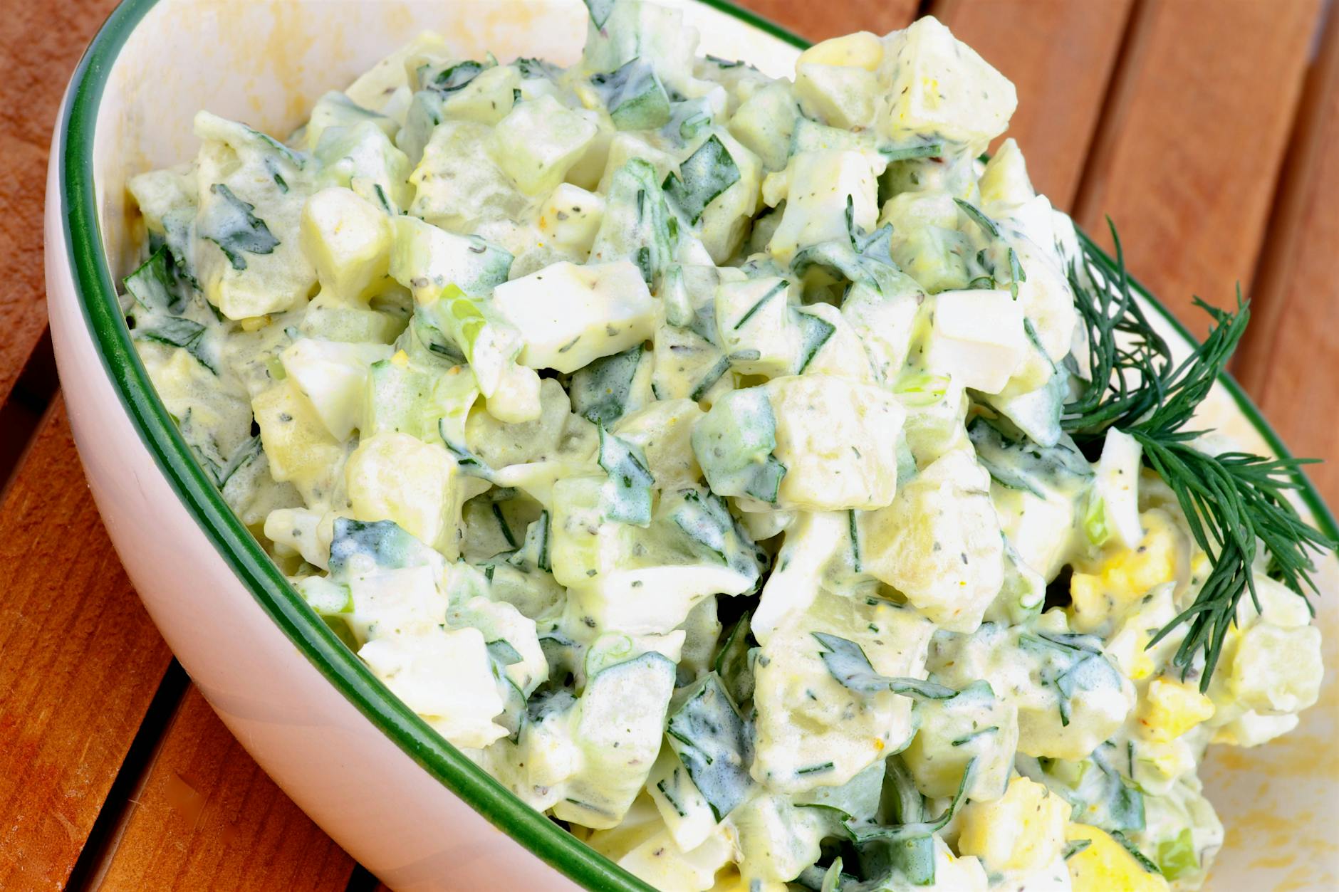 Rezept für Kartoffelsalat mit Kräutersoße: Herrlich frisch und cremig!