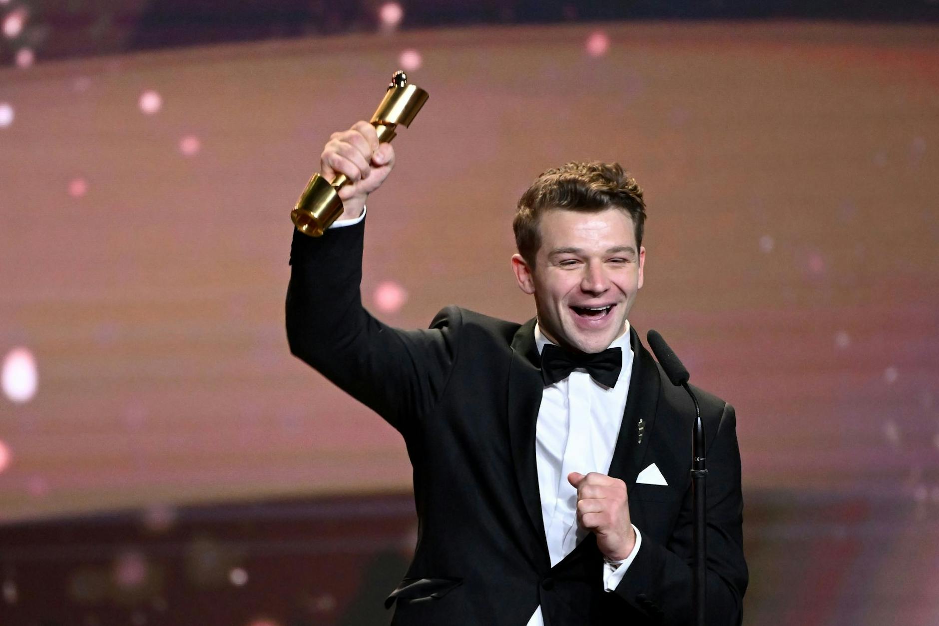 Schauspieler Simon Morzé hat den Deutschen Filmpreis als bester Hauptdarsteller gewonnen.