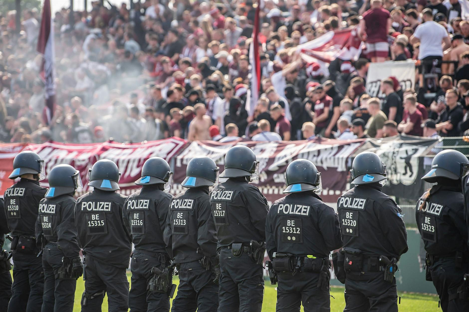 155 verletzte Polizisten: Energie Cottbus beklagt Gewalt bei Regionalligaspiel gegen BFC Dynamo