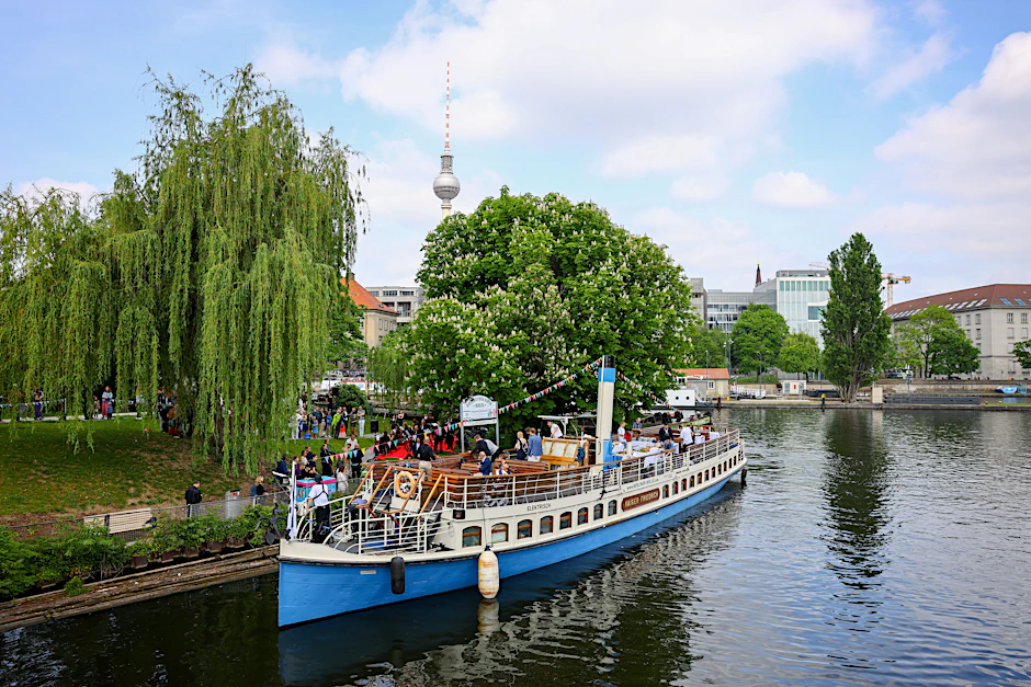 Der älteste Berliner Dampfer „Kaiser Friedrich“ steht am Historischen Hafen zur Jungfernfahrt bereit.