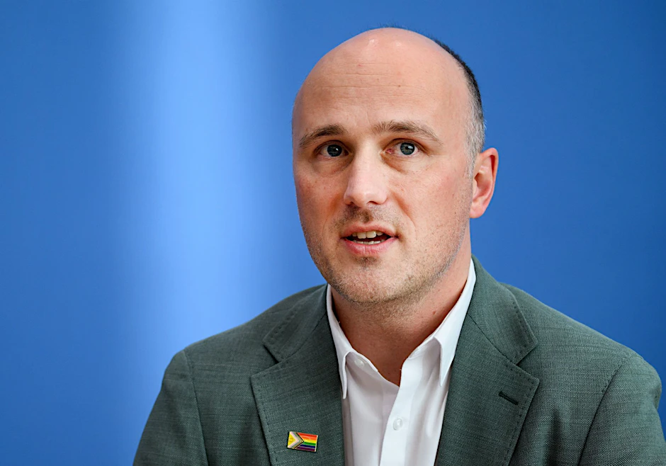 ARCHIV - Sven Lehmann (Bündnis 90/Die Grünen), Queer-Beauftragter der Bundesregierung, in der Bundespressekonferenz in Berlin.  ild
