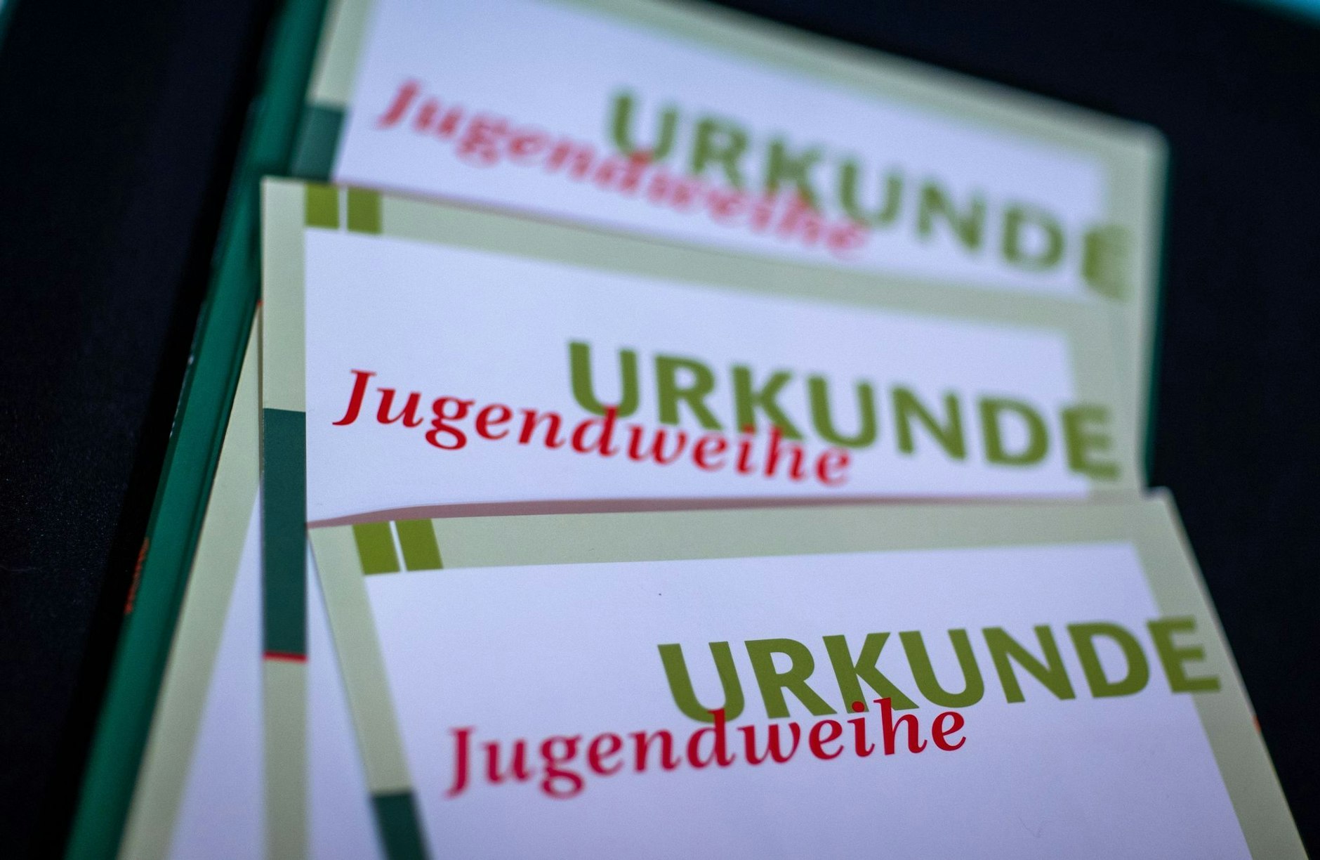 ARCHIV - Die Urkunden zur «Jugendweihe» liegt bei einer Jugendweihefeier auf der Bühne.  a/Symbolbild