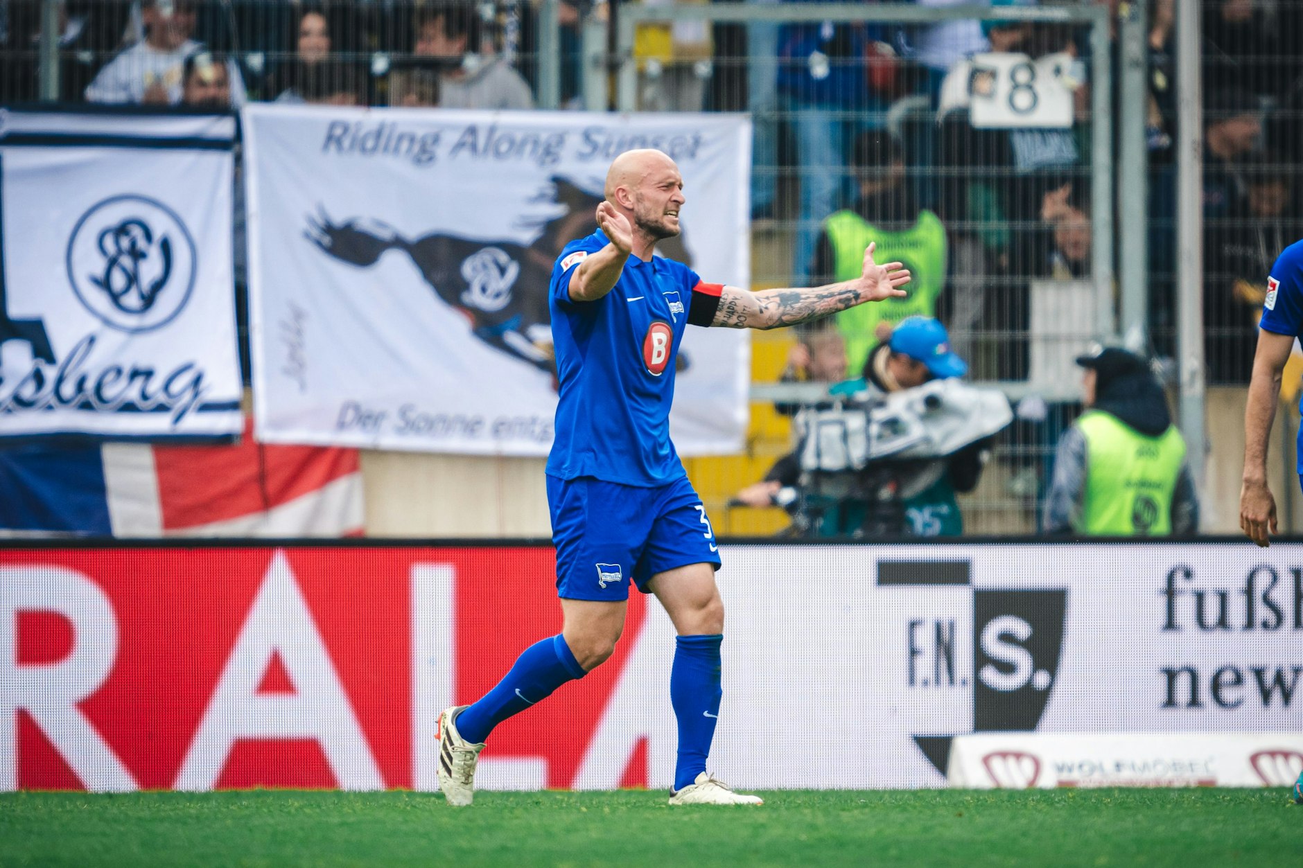 Herthas Kapitän Toni Leistner schreit seinen Frust heraus. Die Blau-Weißen verlieren 2:4 in Elversberg.