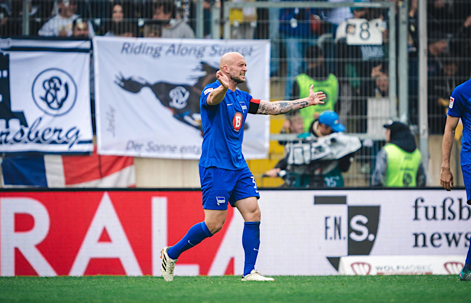 Herthas Kapitän Toni Leistner schreit seinen Frust heraus. Die Blau-Weißen verlieren 2:4 in Elversberg.