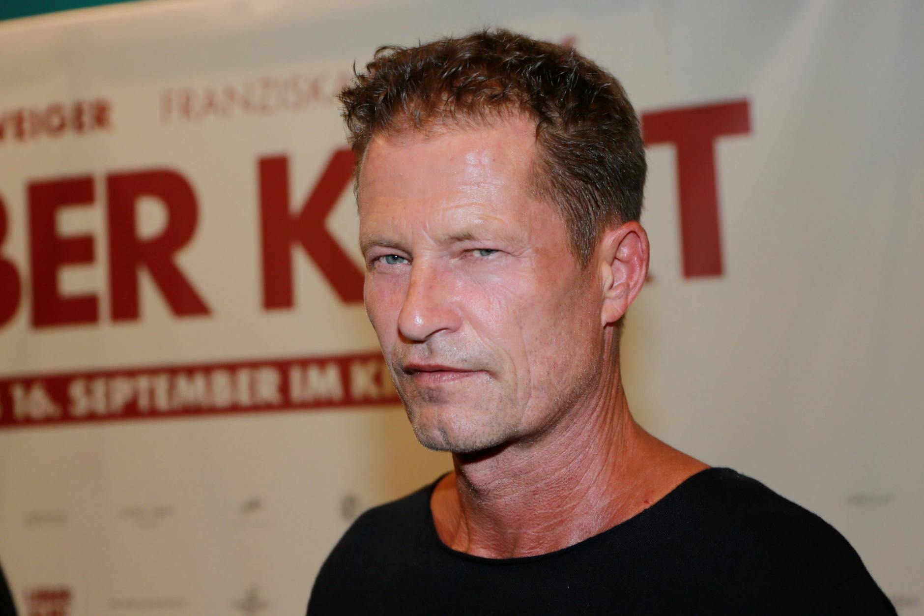 Hat Til Schweiger die Szene vor dem Krankenhaus doch nur inszeniert?