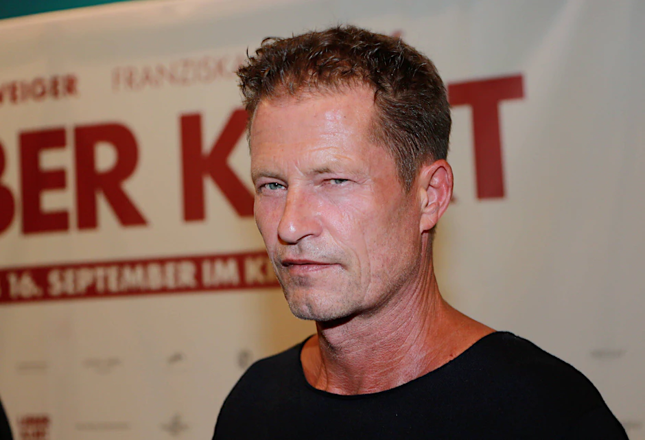 Hat Til Schweiger die Szene vor dem Krankenhaus doch nur inszeniert?
