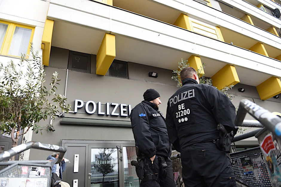 Einsatzkräfte stehen vor einer Polizeiwache in Berlin.