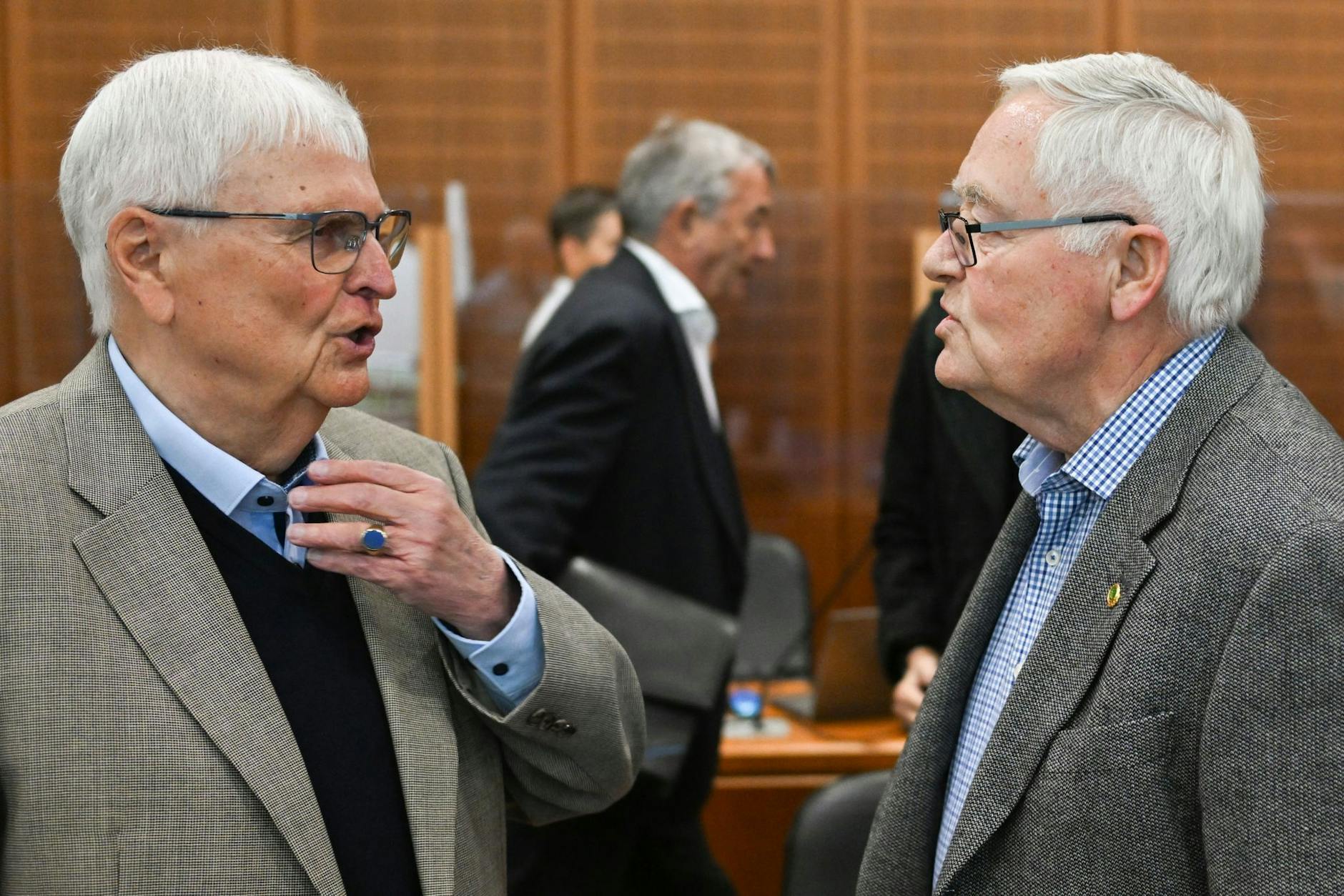 Die Staatsanwaltschaft wirft den drei ehemaligen DFB-Funktionären Theo Zwanziger (l), Horst R. Schmidt und Wolfgang Niersbach (M) Steuerhinterziehung vor.