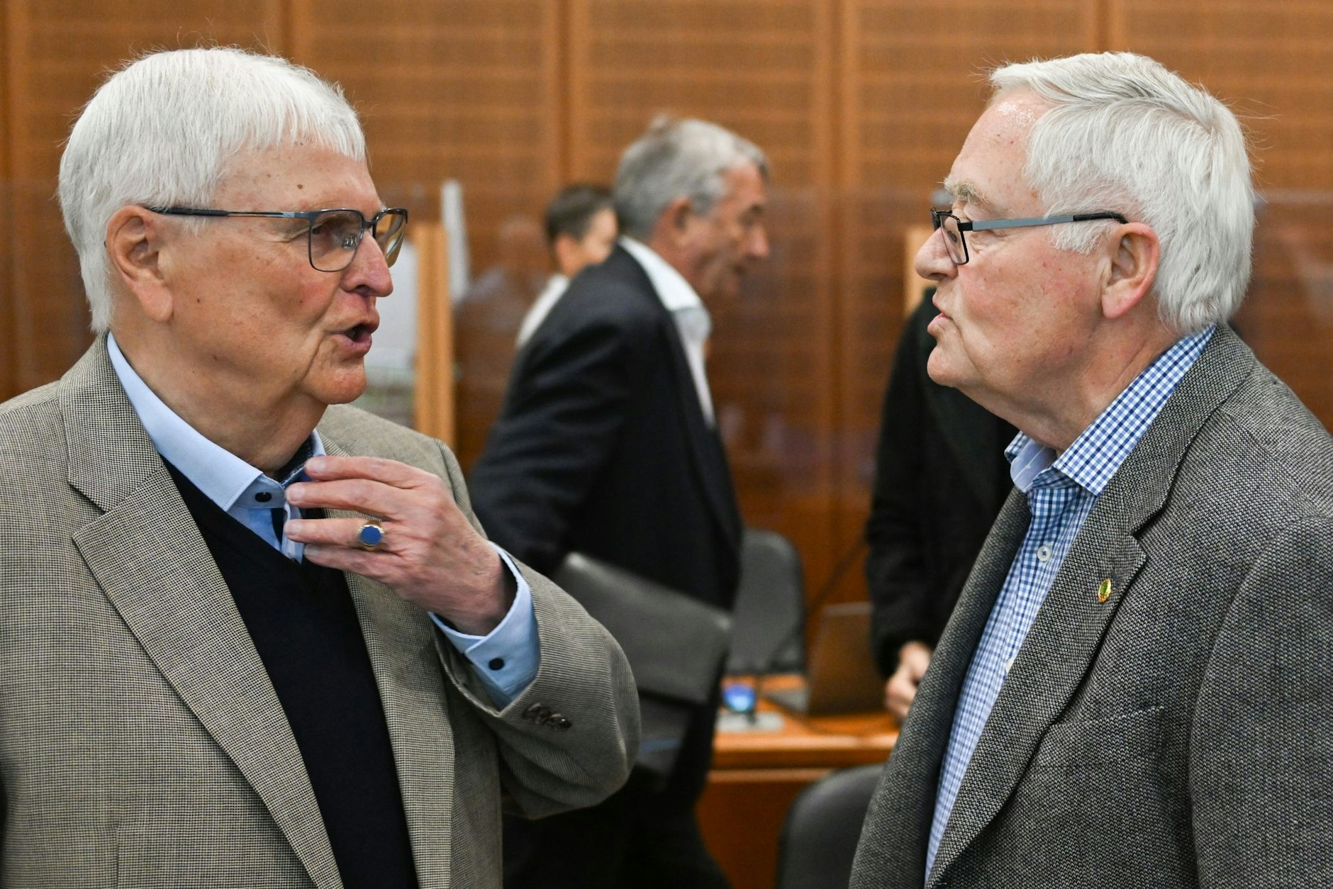 Die Staatsanwaltschaft wirft den drei ehemaligen DFB-Funktionären Theo Zwanziger (l), Horst R. Schmidt und Wolfgang Niersbach (M) Steuerhinterziehung vor.  