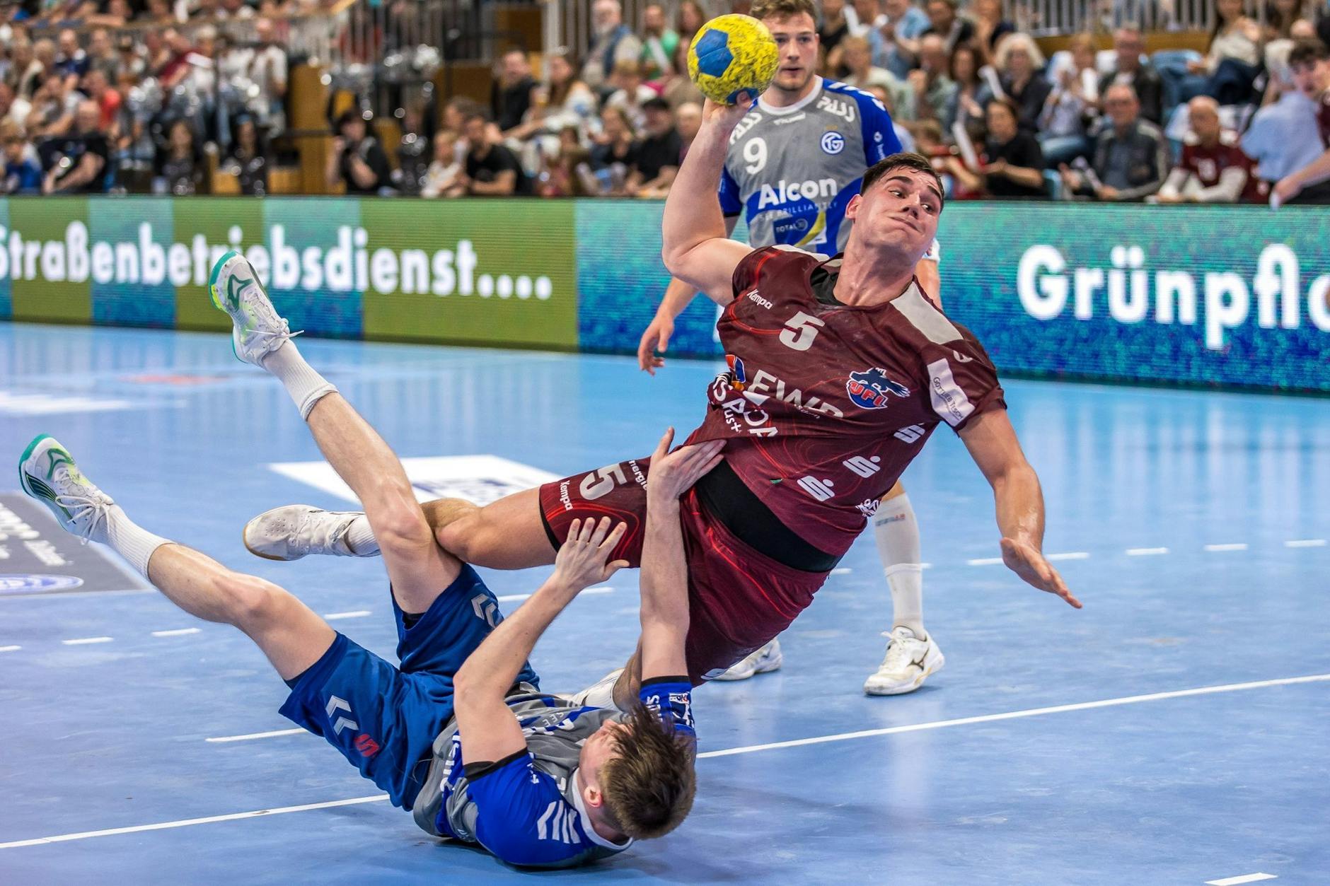 Potsdams Josip Simic (r) wirft den Ball auf das Tor gegen Simon Strakeljahn von TV Großwallstadt.