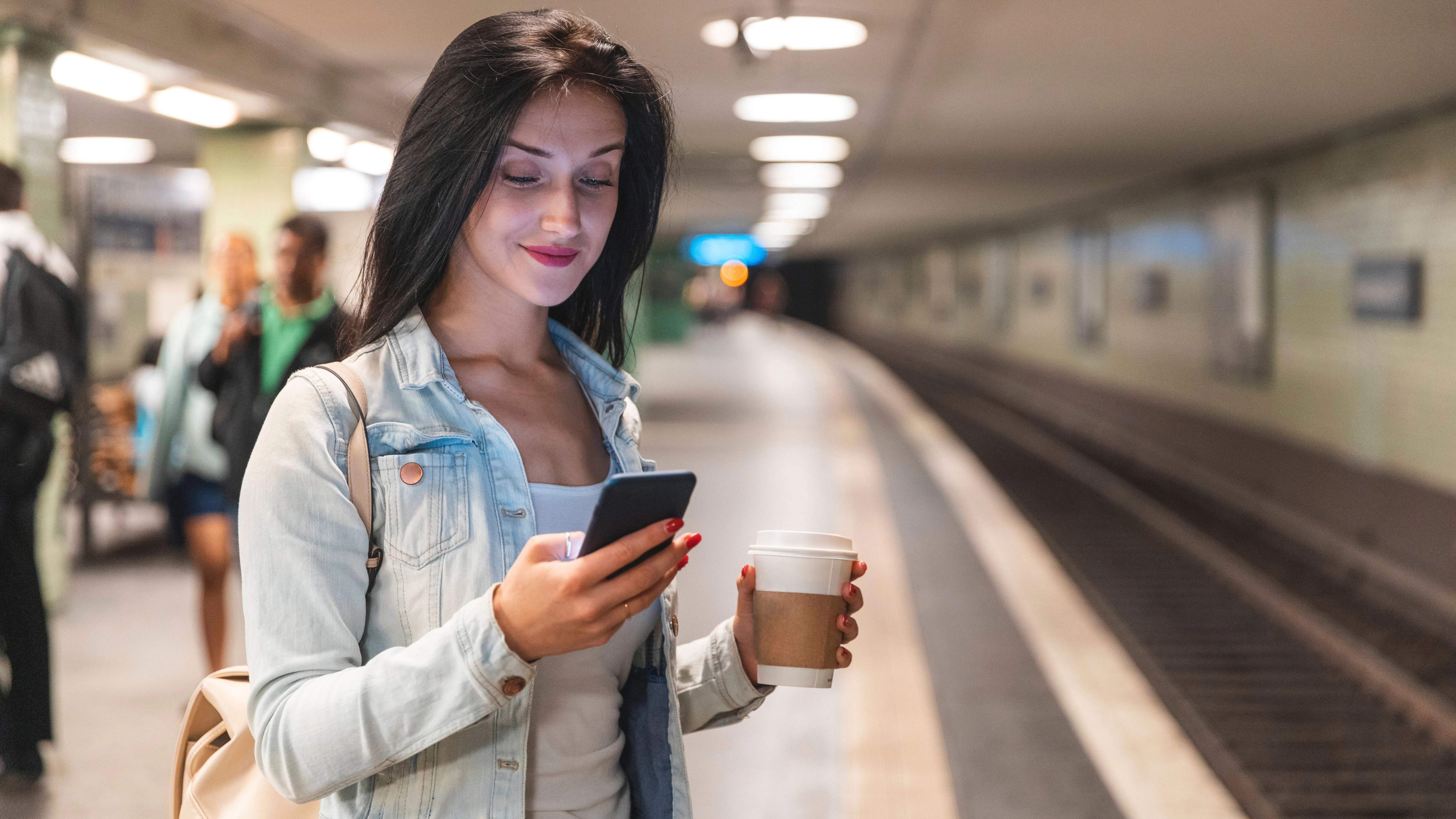 Guter Empfang auch unter der Erde: Auf den Tunnelstrecken wurden mehr als 1000 Kilometer Glasfaserkabel und 360 Tunnel-Antennen installiert.