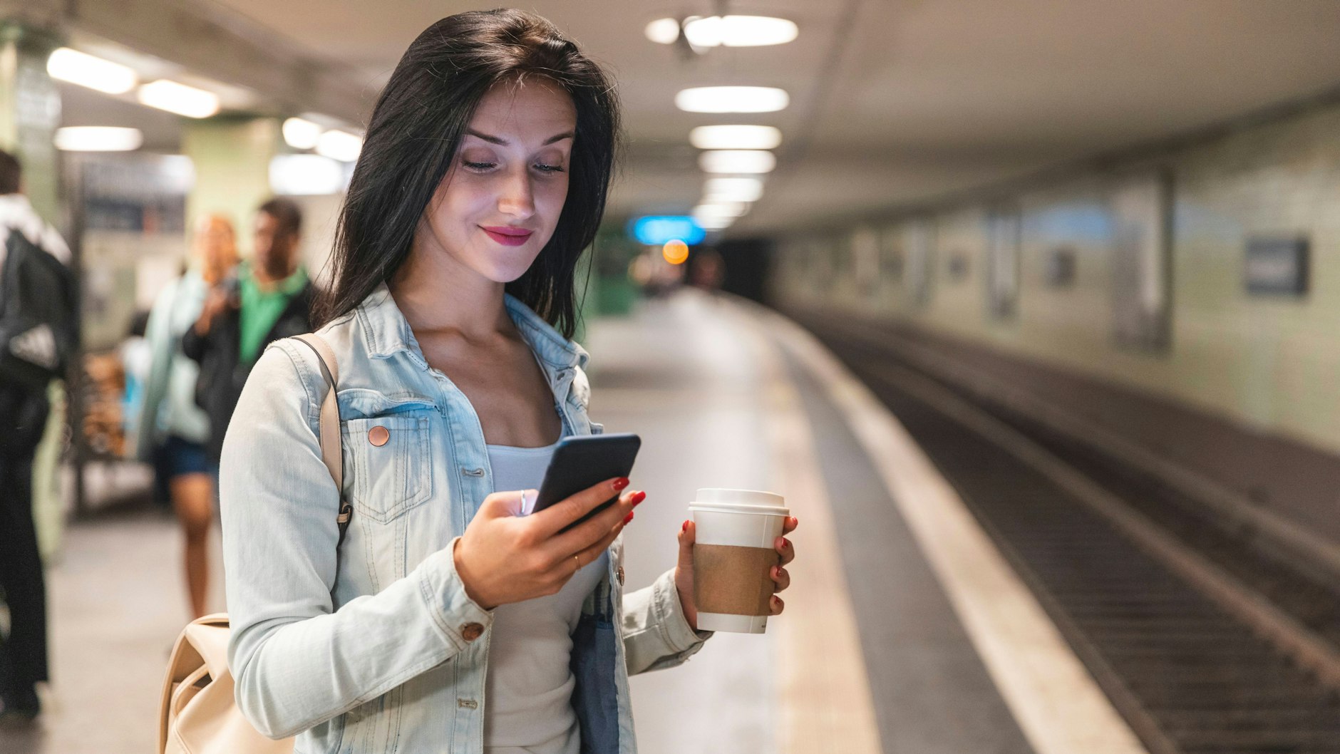 Guter Empfang auch unter der Erde: Auf den Tunnelstrecken wurden mehr als 1000 Kilometer Glasfaserkabel und 360 Tunnel-Antennen installiert.