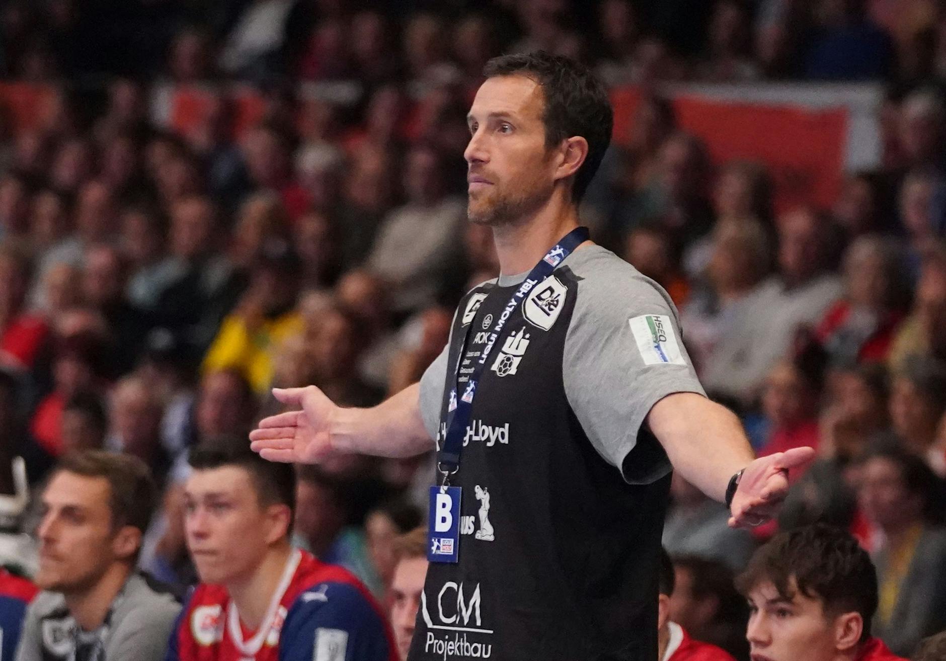 ARCHIV - Die Handballer um HSV-Trainer Torsten Hansen haben keine Lizenz für die kommende Bundesliga-Saison erhalten.