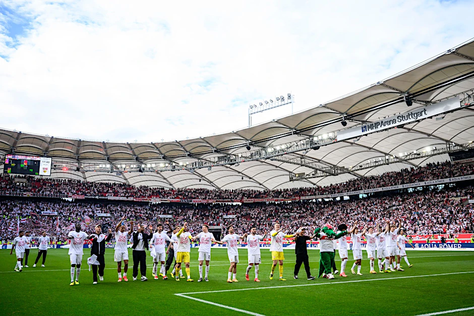 Die Spieler des VfB Stuttgart jubeln nach dem Spiel und bedankt sich bei den Fans für die Unterstützung.  