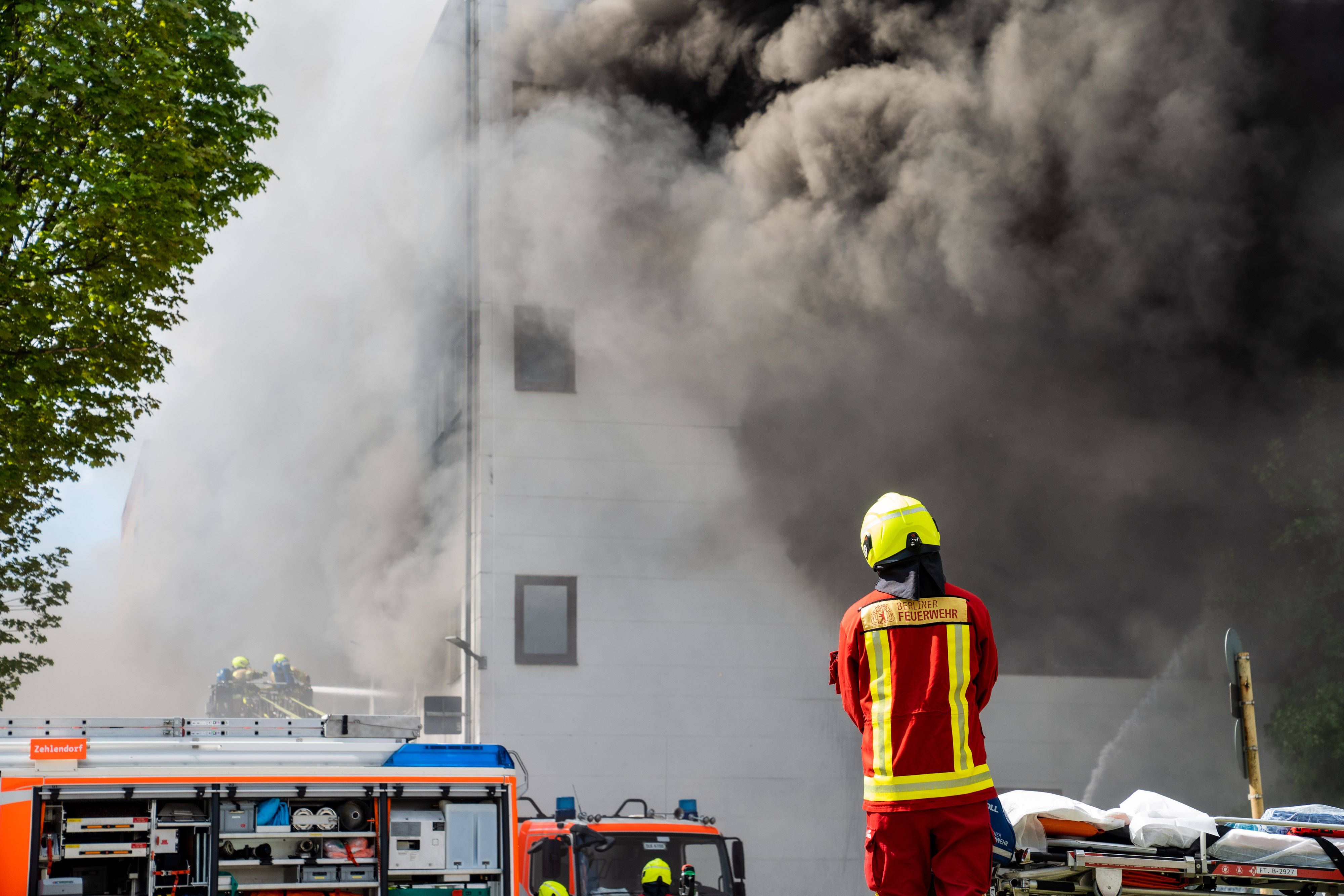 Großbrand in Berlin-Lichterfelde: Erneute Rauchentwicklung am Montag