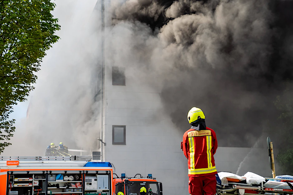 Die Feuerwehr war mehrere Tage mit den Löscharbeiten beschäftigt.