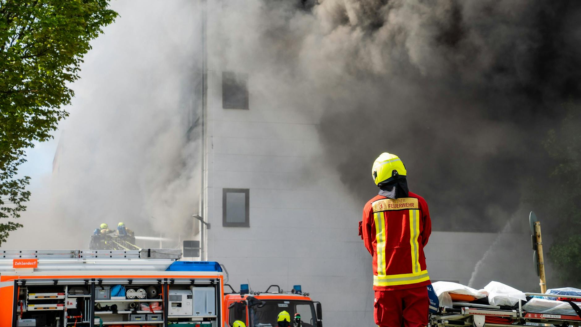 Großbrand in Berlin-Lichterfelde: Feuerwehr beendet tagelangen Einsatz
